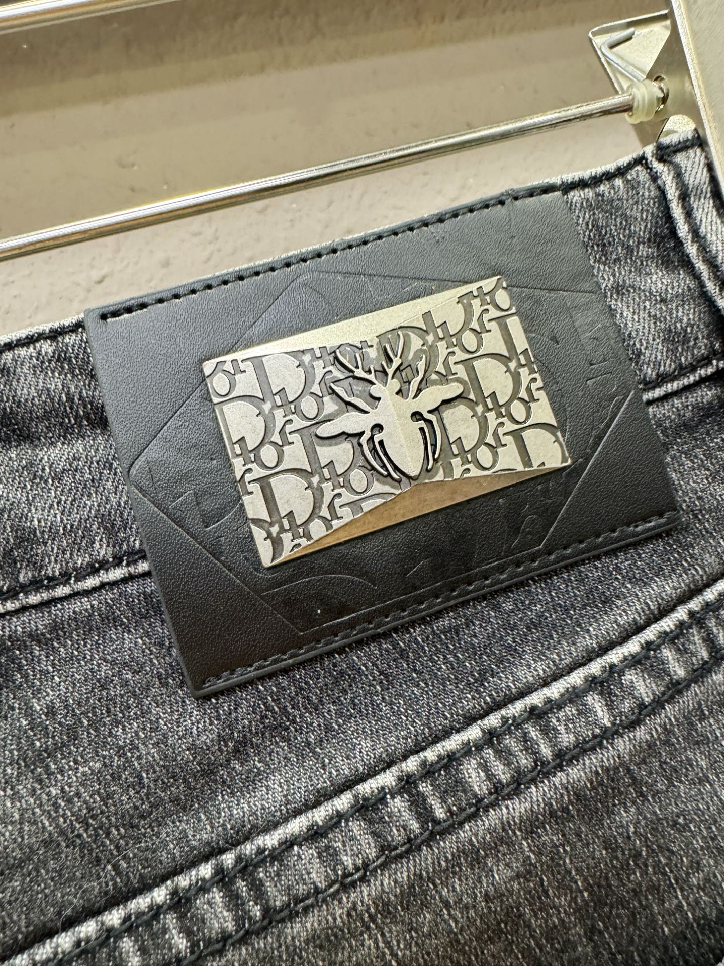 Dior迪奥 专柜新品，原版牛仔裤 原版重工打造，品牌经典LOGO设计，三标齐全！原版五金辅料。专柜定制