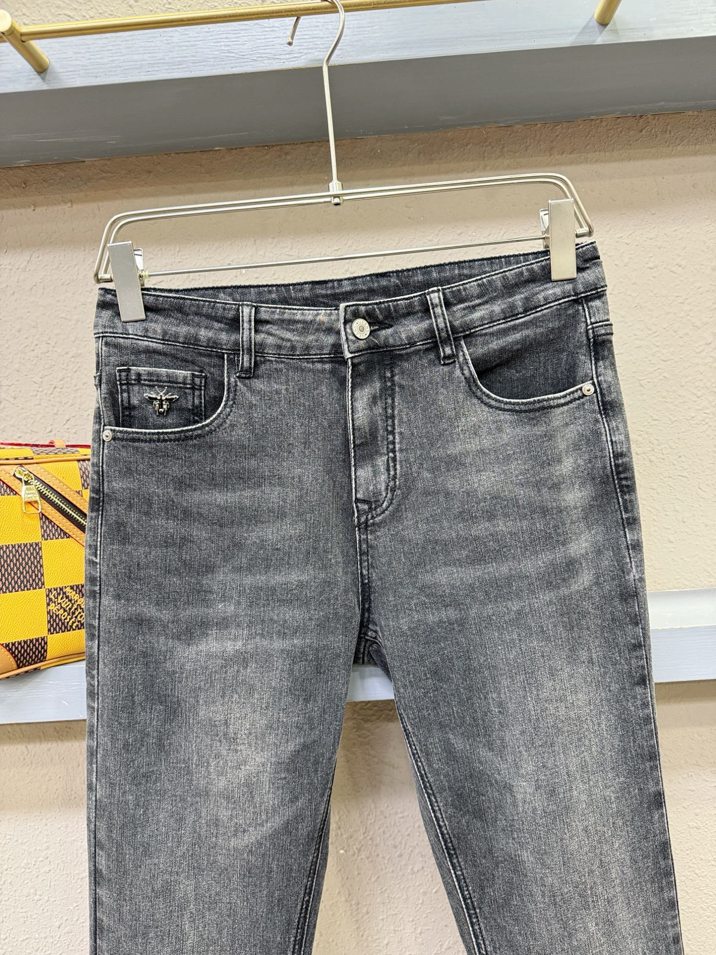 Dior迪奥 专柜新品，原版牛仔裤 原版重工打造，品牌经典LOGO设计，三标齐全！原版五金辅料。专柜定制