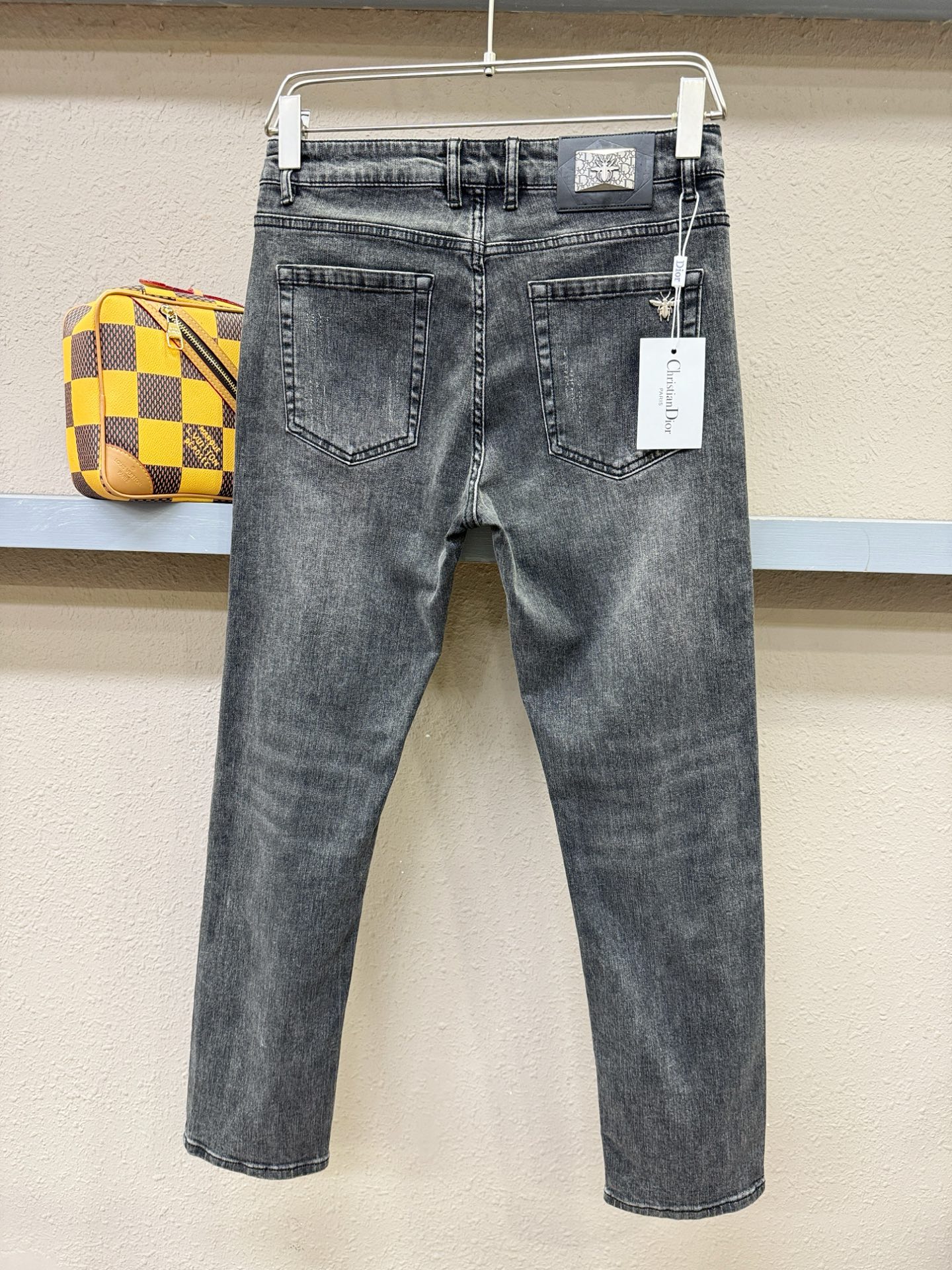Dior迪奥 专柜新品，原版牛仔裤 原版重工打造，品牌经典LOGO设计，三标齐全！原版五金辅料。专柜定制