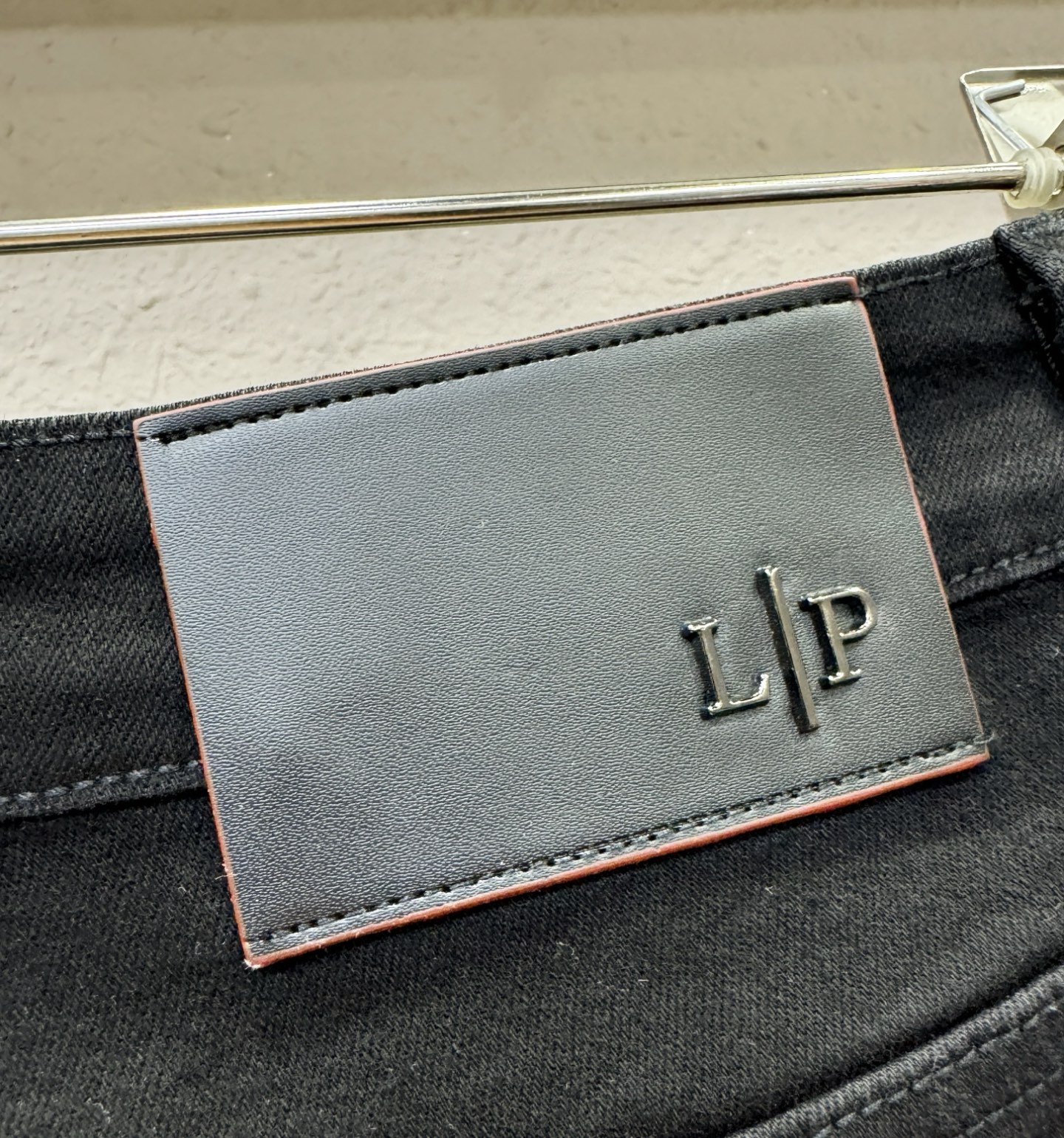 loro Piana诺悠翩雅 专柜新品，原版牛仔裤 原版重工打造，品牌经典lOGO设计，三标齐全！原版五
