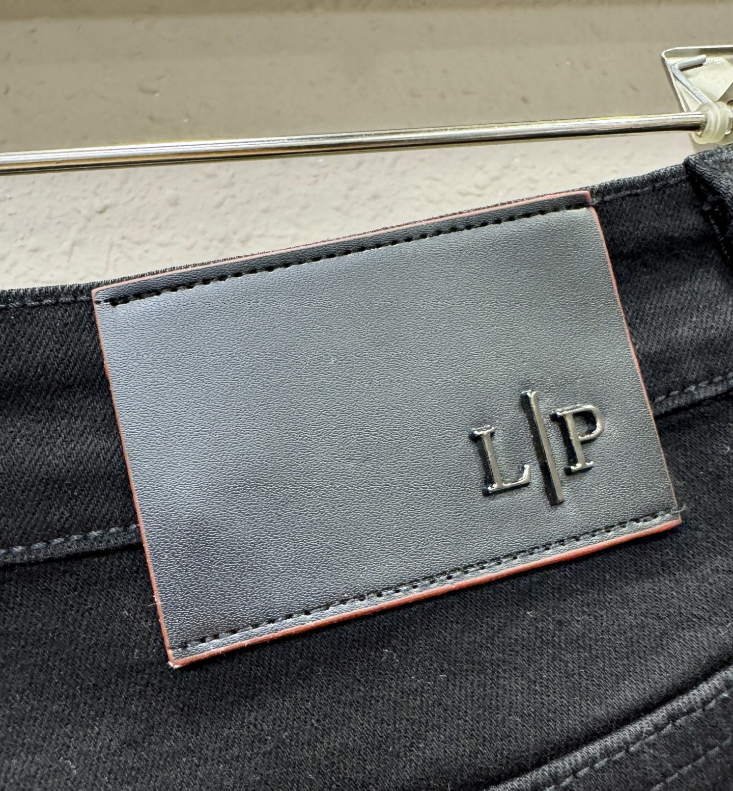 loro Piana诺悠翩雅 专柜新品，原版牛仔裤 原版重工打造，品牌经典lOGO设计，三标齐全！原版五