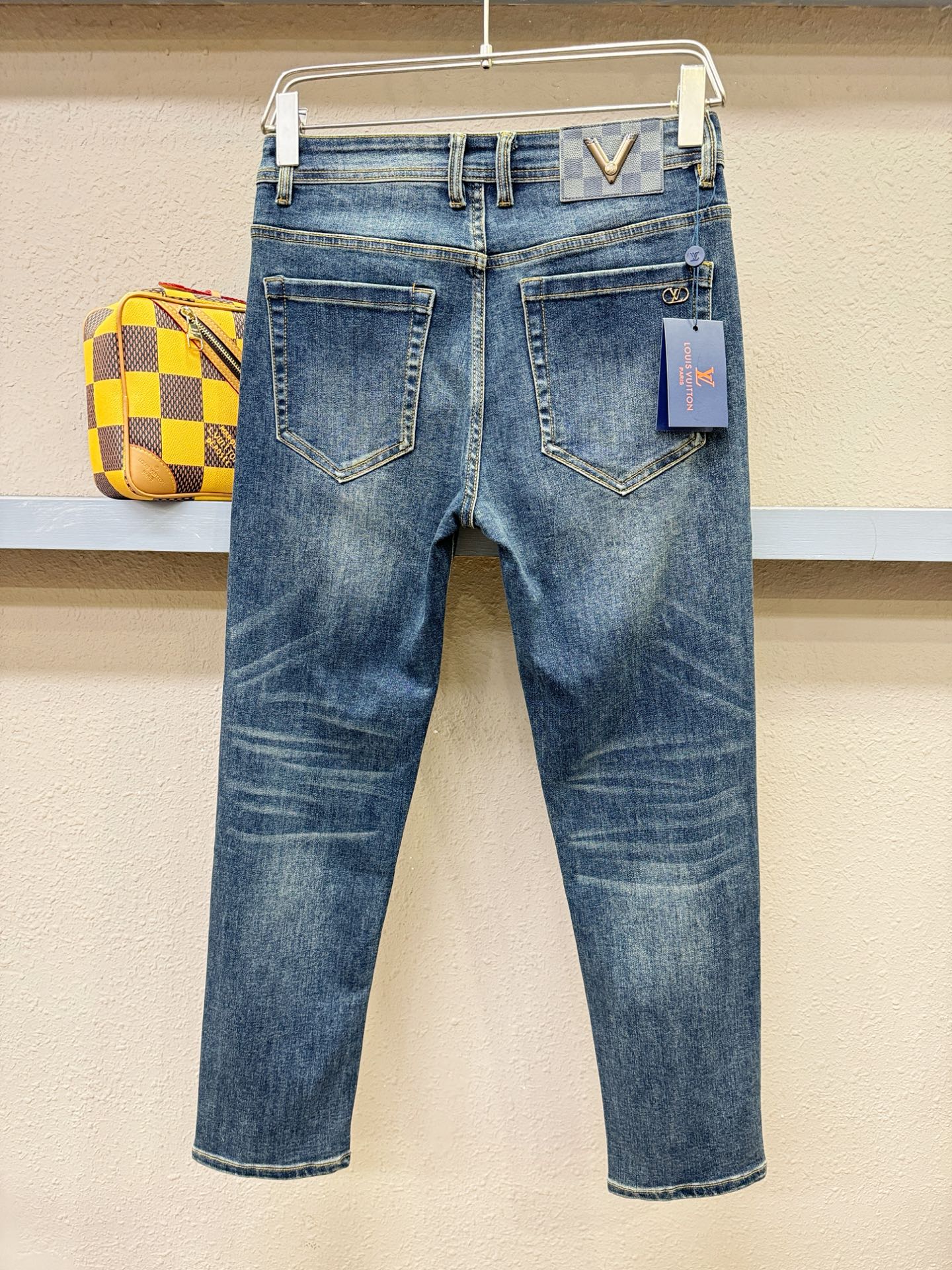 LV路易威登 专柜新品，原版牛仔裤 原版重工打造，品牌经典LOGO设计，三标齐全！原版五金辅料。专柜定制