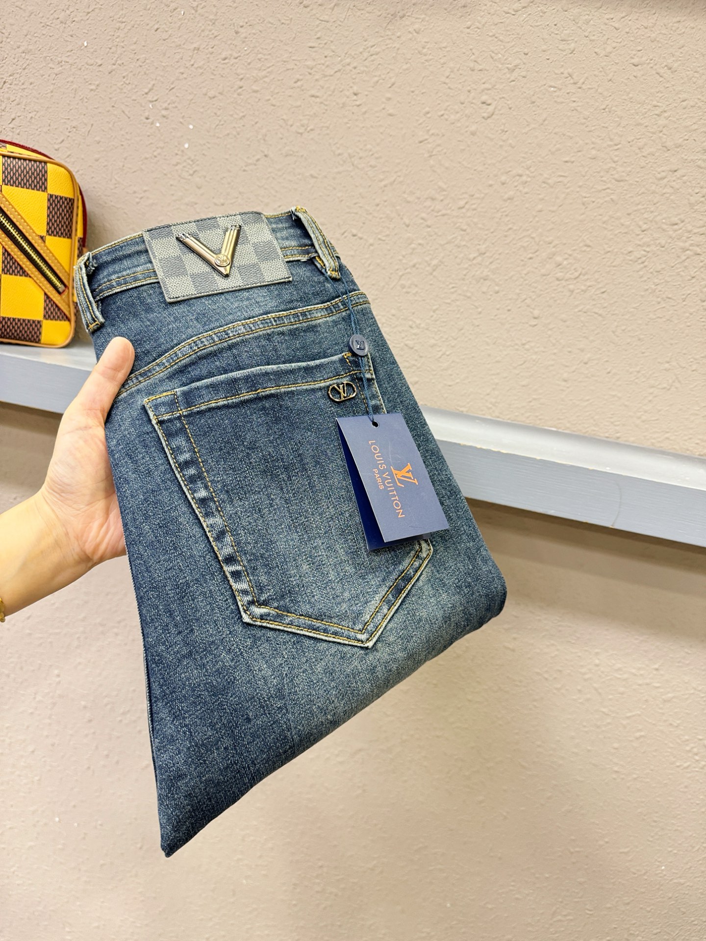 LV路易威登 专柜新品，原版牛仔裤 原版重工打造，品牌经典LOGO设计，三标齐全！原版五金辅料。专柜定制