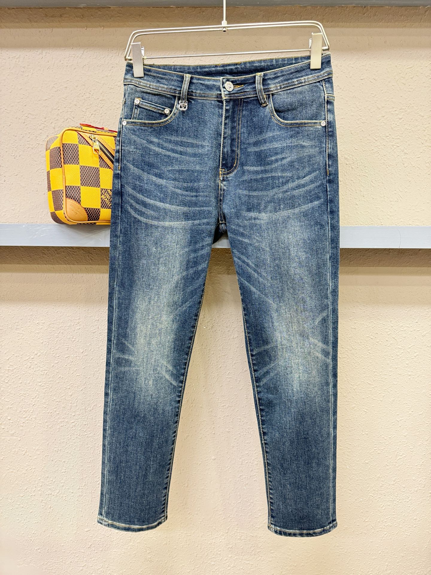 LV路易威登 专柜新品，原版牛仔裤 原版重工打造，品牌经典LOGO设计，三标齐全！原版五金辅料。专柜定制