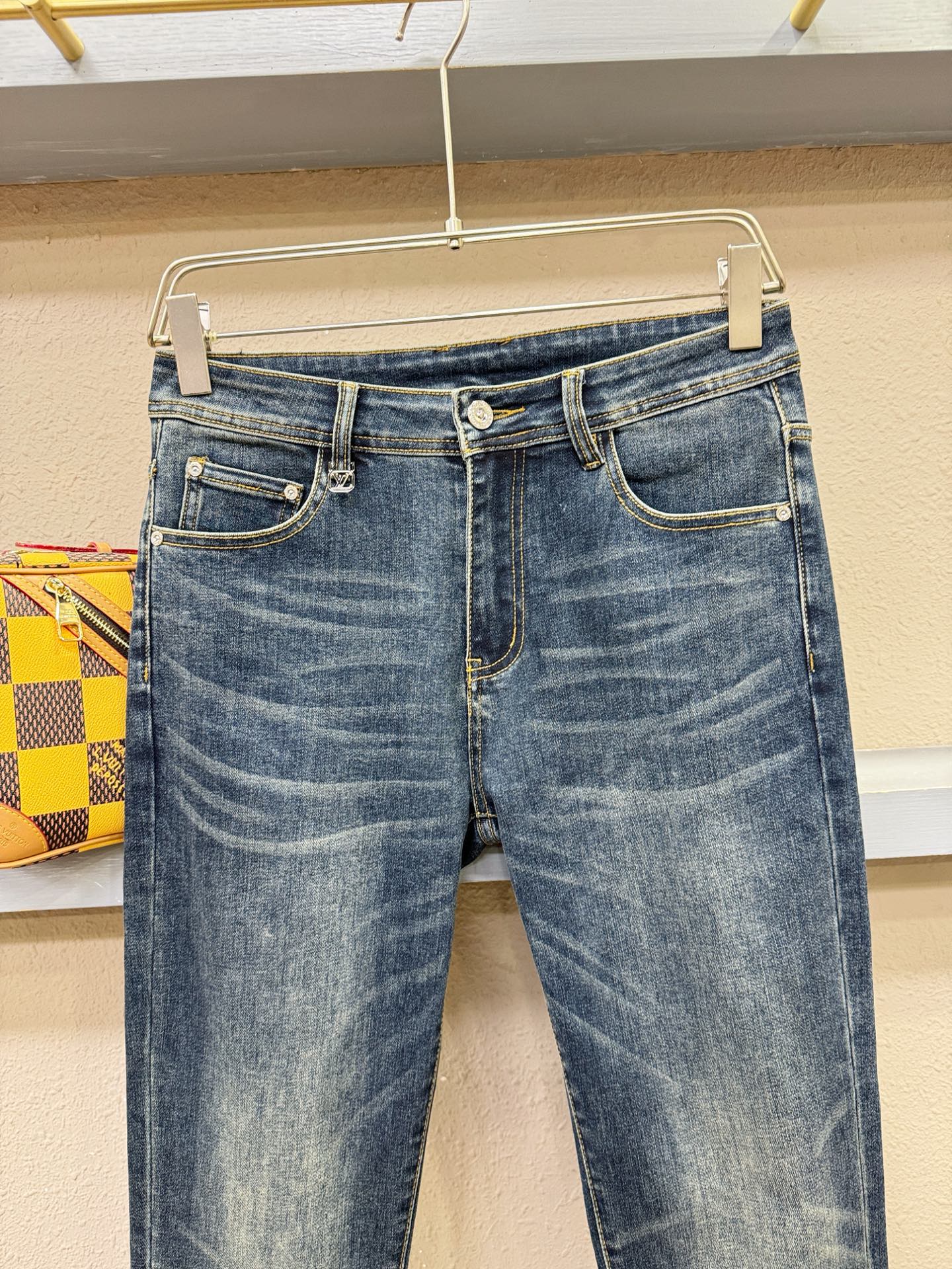 LV路易威登 专柜新品，原版牛仔裤 原版重工打造，品牌经典LOGO设计，三标齐全！原版五金辅料。专柜定制