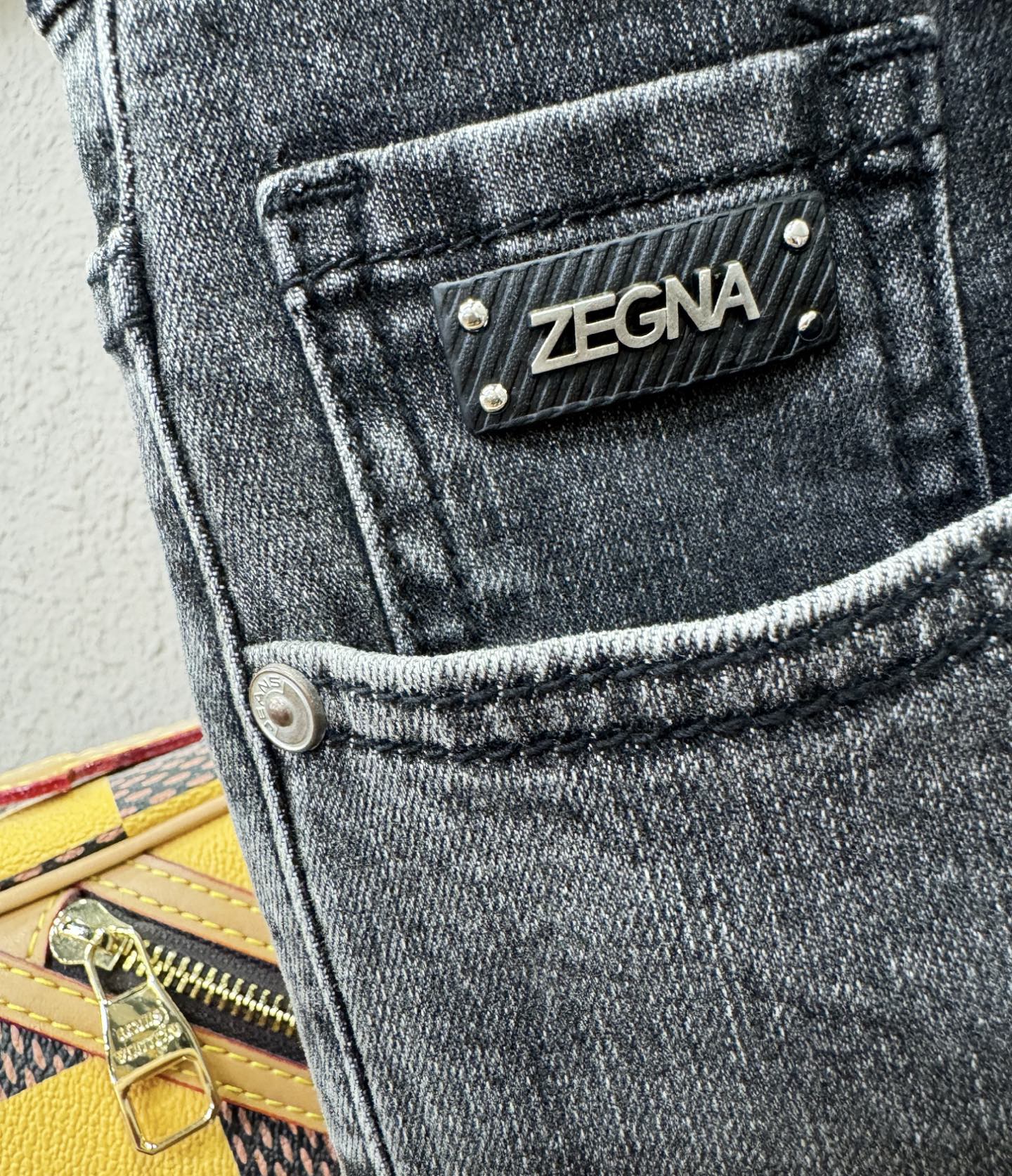 Ermenegildo zeg*a杰*亚 专柜新品，原版牛仔裤 原版重工打造，品牌经典LOGO设计，三标