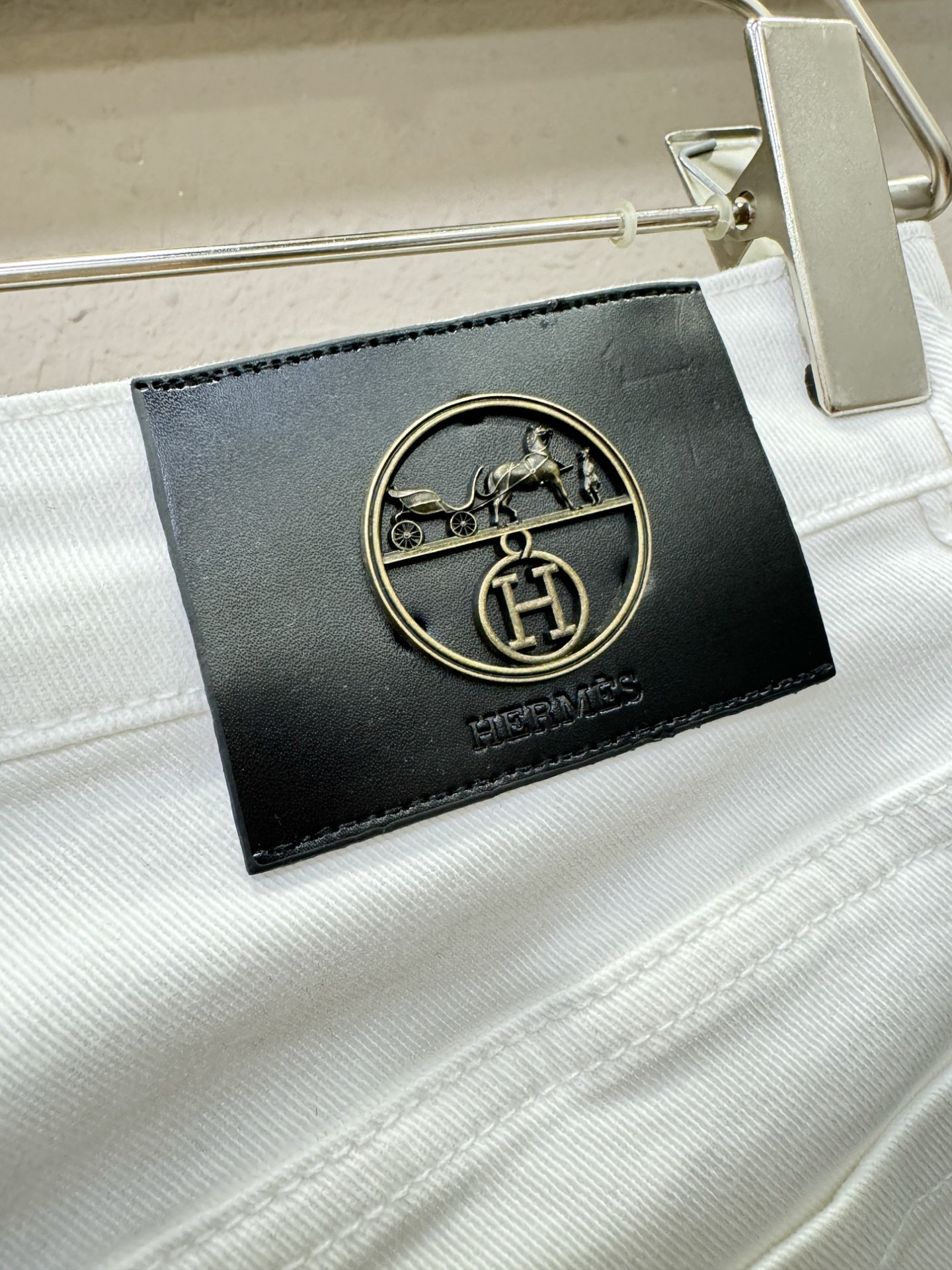 爱马仕 专柜新品，原版牛仔裤 原版重工打造，品牌经典LOGO设计，三标齐全！原版五金辅料。专柜定制牛仔面