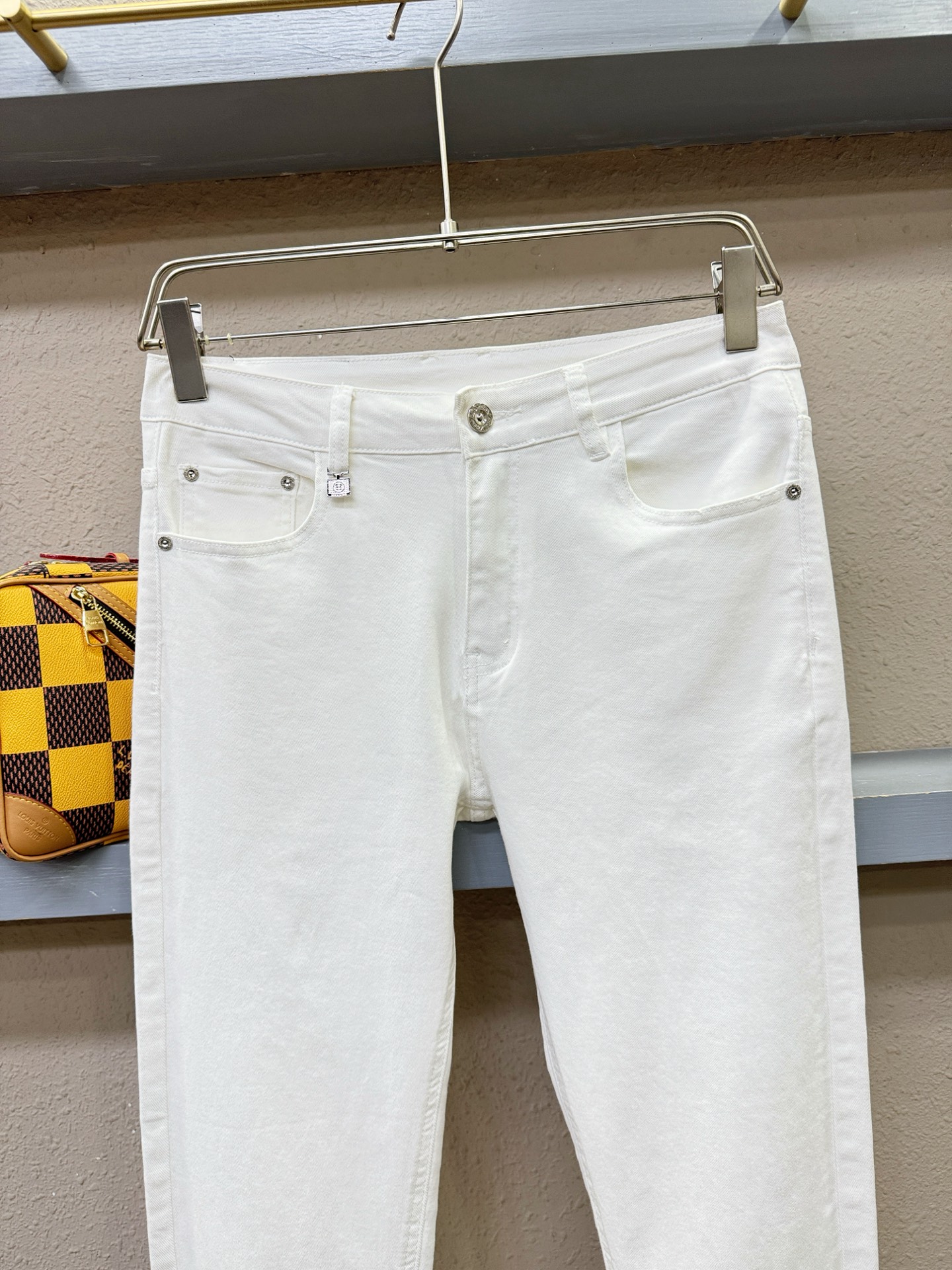 爱马仕 专柜新品，原版牛仔裤 原版重工打造，品牌经典LOGO设计，三标齐全！原版五金辅料。专柜定制牛仔面