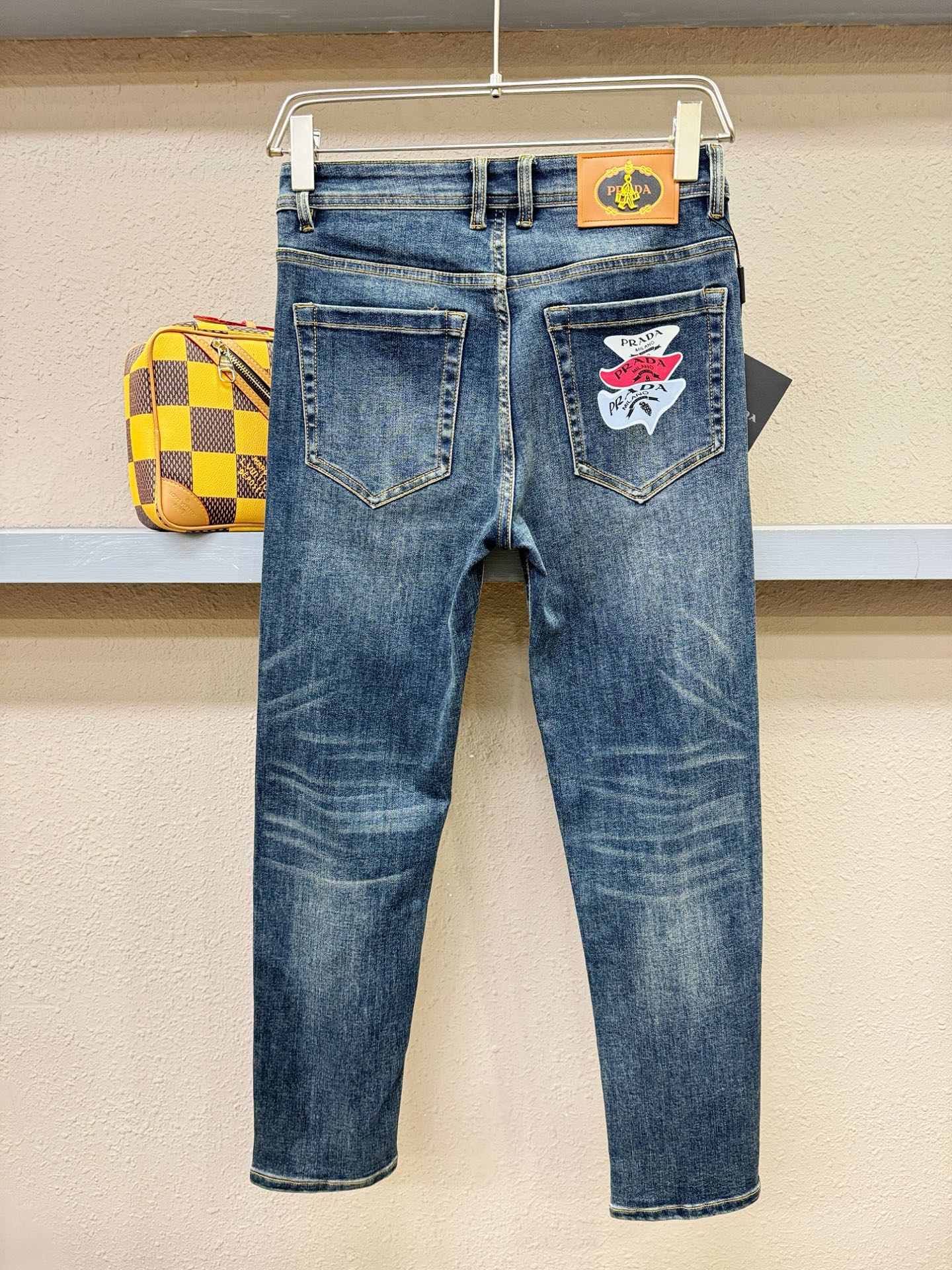 PRADA普拉达 专柜新品，原版牛仔裤 原版重工打造，品牌经典LOGO设计，三标齐全！原版五金辅料。专柜
