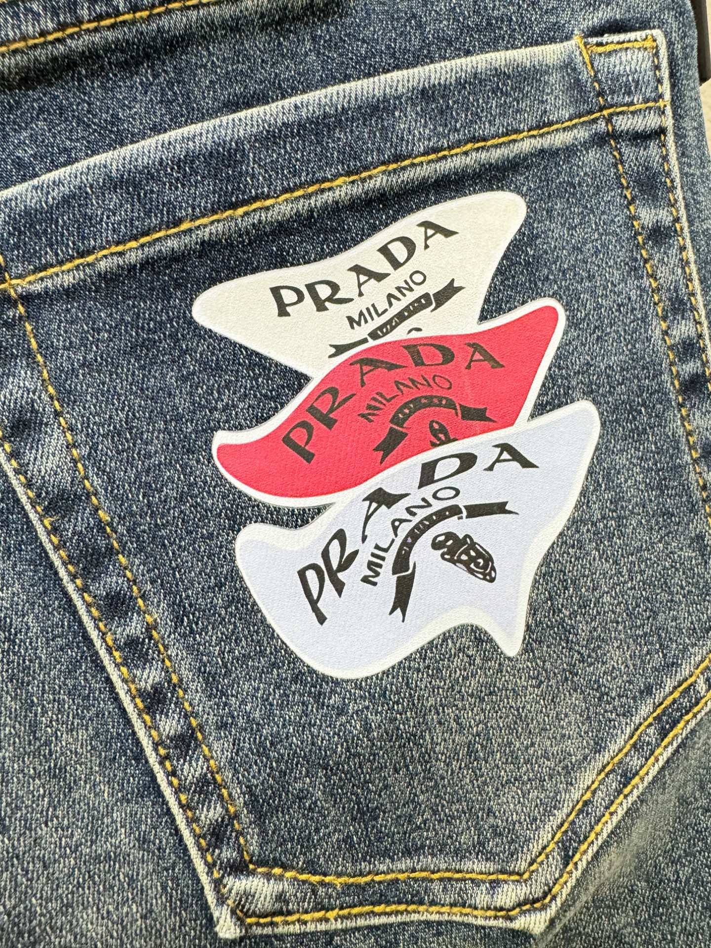 PRADA普拉达 专柜新品，原版牛仔裤 原版重工打造，品牌经典LOGO设计，三标齐全！原版五金辅料。专柜