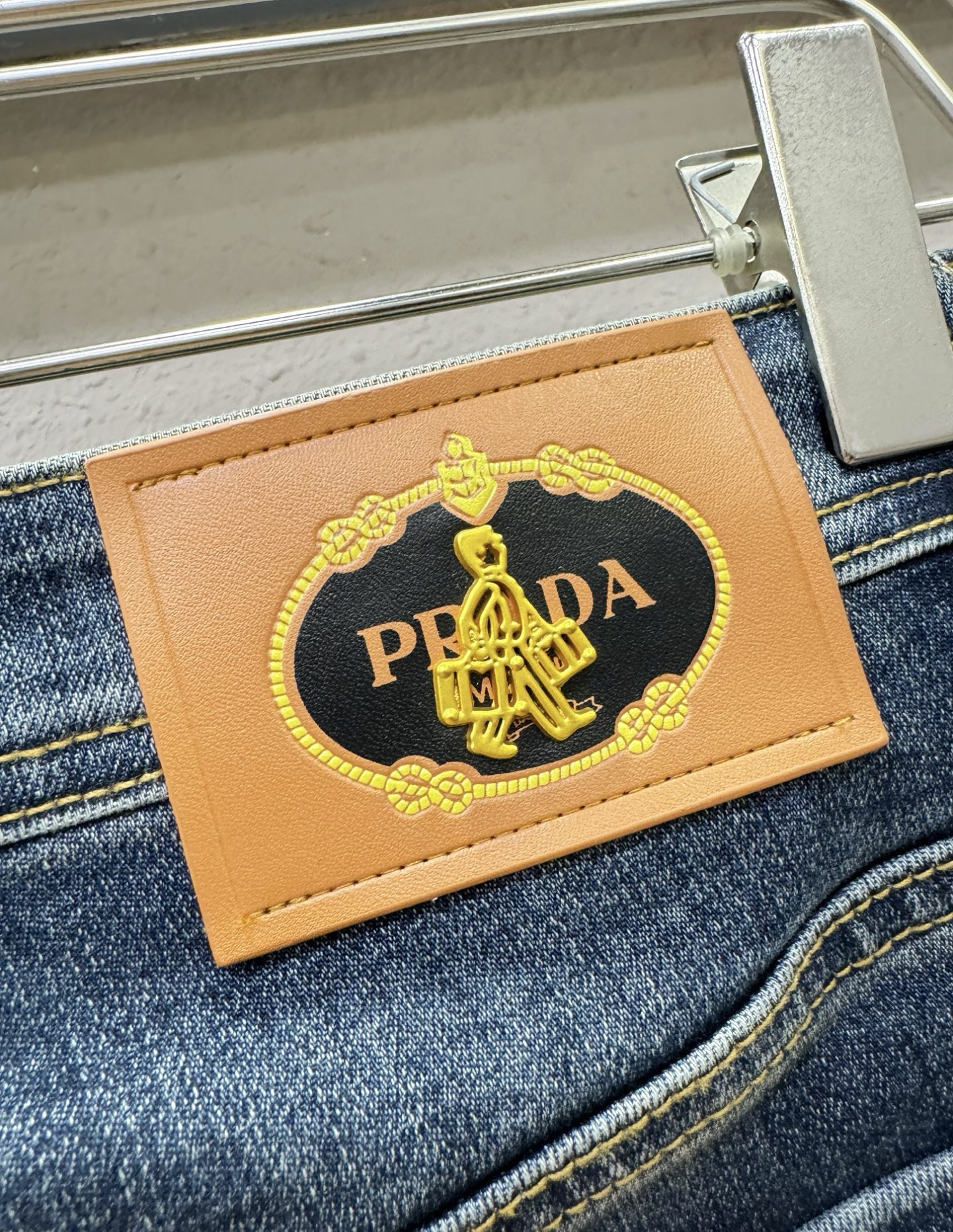 PRADA普拉达 专柜新品，原版牛仔裤 原版重工打造，品牌经典LOGO设计，三标齐全！原版五金辅料。专柜