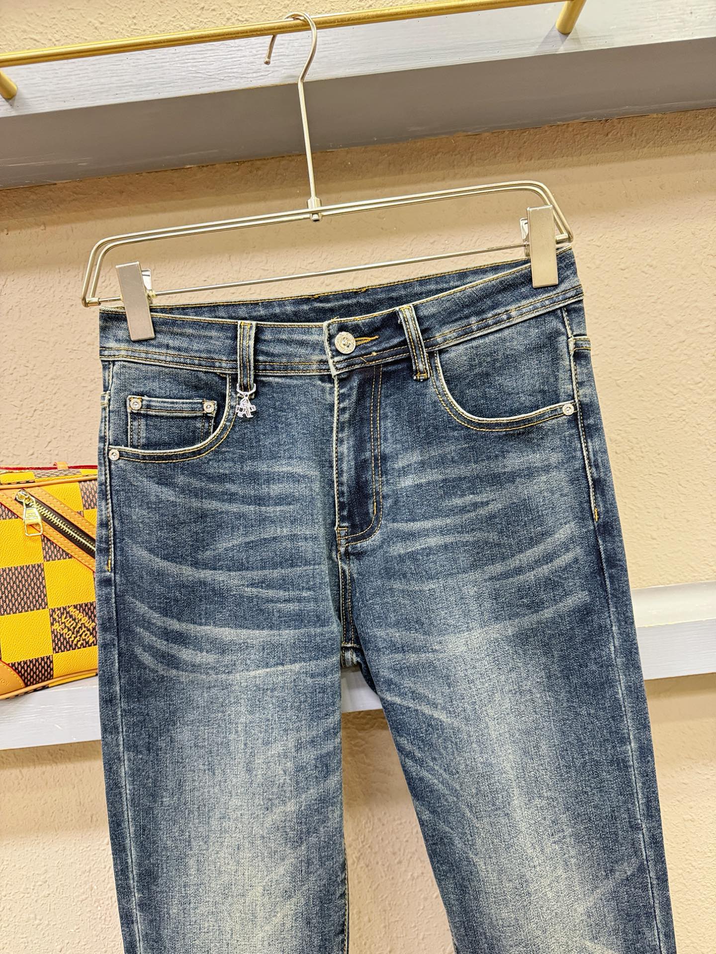 PRADA普拉达 专柜新品，原版牛仔裤 原版重工打造，品牌经典LOGO设计，三标齐全！原版五金辅料。专柜