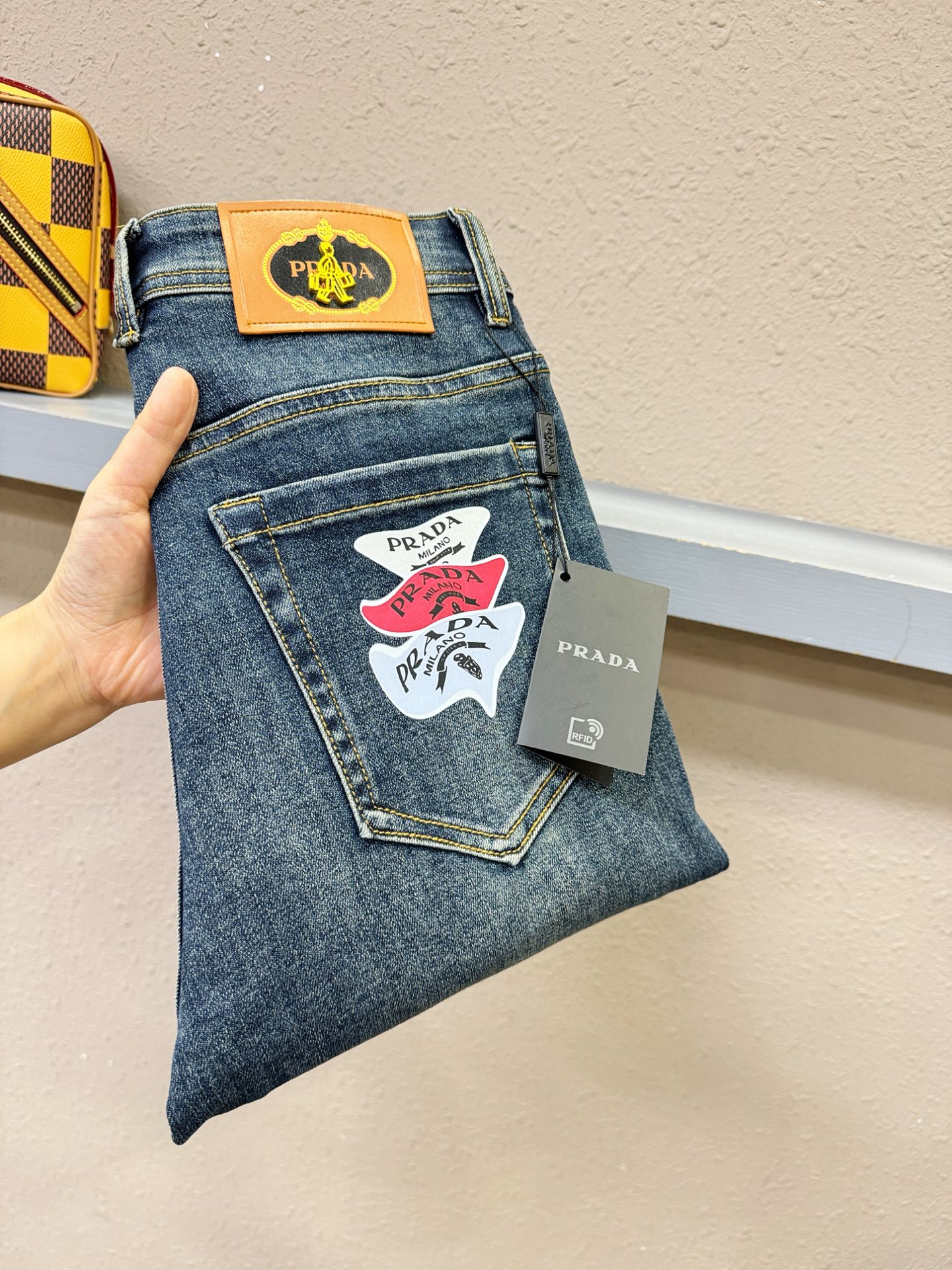 PRADA普拉达 专柜新品，原版牛仔裤 原版重工打造，品牌经典LOGO设计，三标齐全！原版五金辅料。专柜