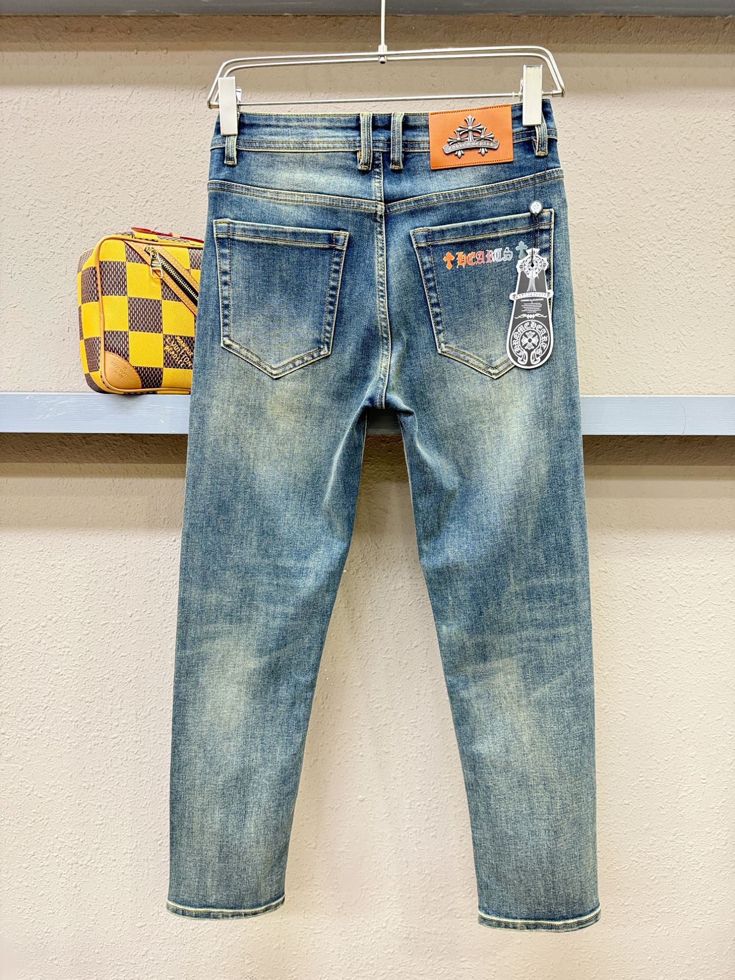 CHROME HEARTS 克罗心 专柜新品，原版牛仔裤 原版重工打造，品牌经典LOGO设计，三标齐全！