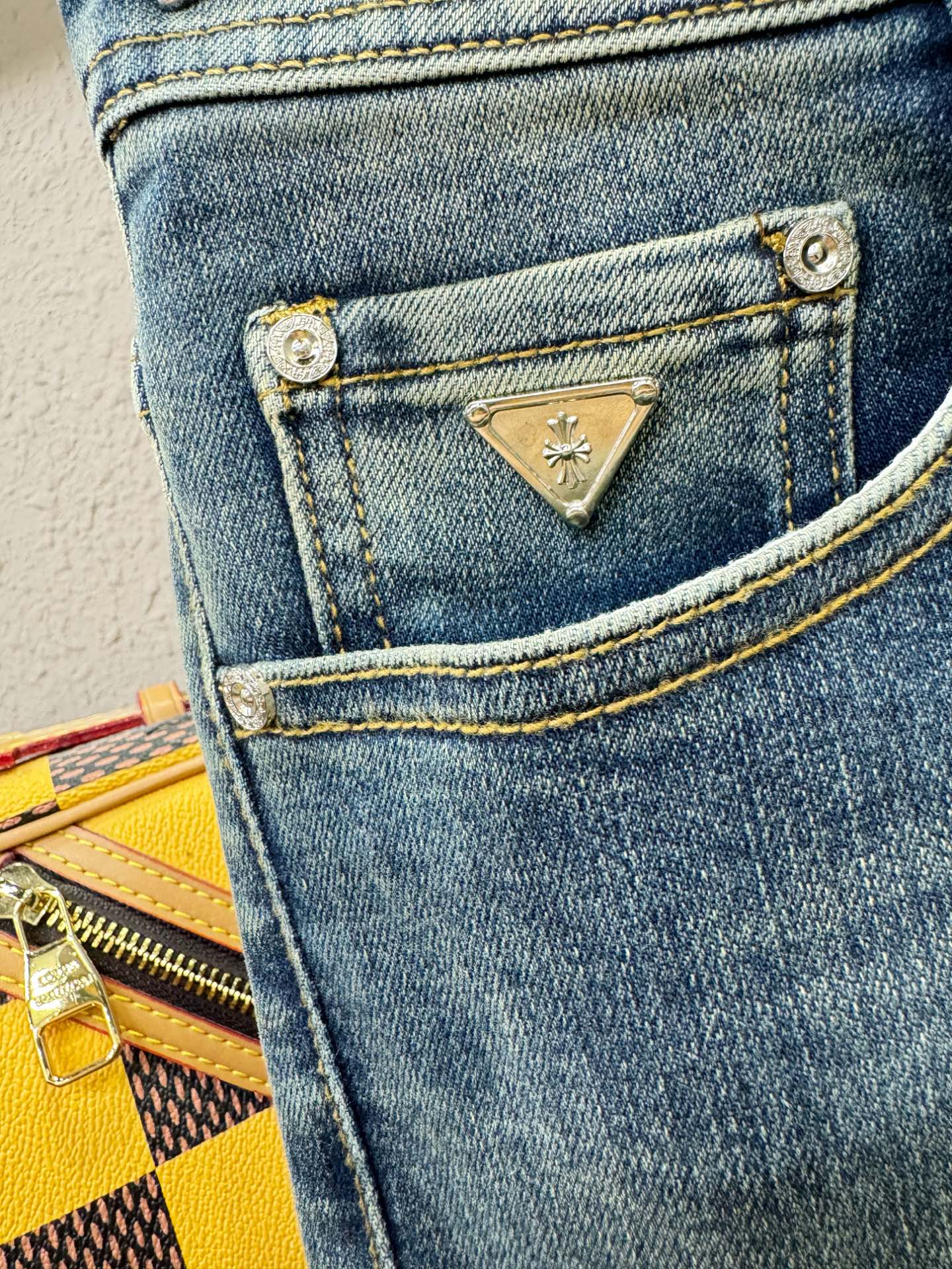 CHROME HEARTS 克罗心 专柜新品，原版牛仔裤 原版重工打造，品牌经典LOGO设计，三标齐全！