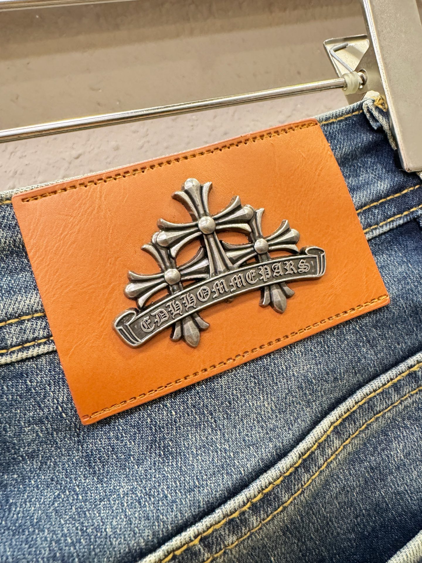 CHROME HEARTS 克罗心 专柜新品，原版牛仔裤 原版重工打造，品牌经典LOGO设计，三标齐全！