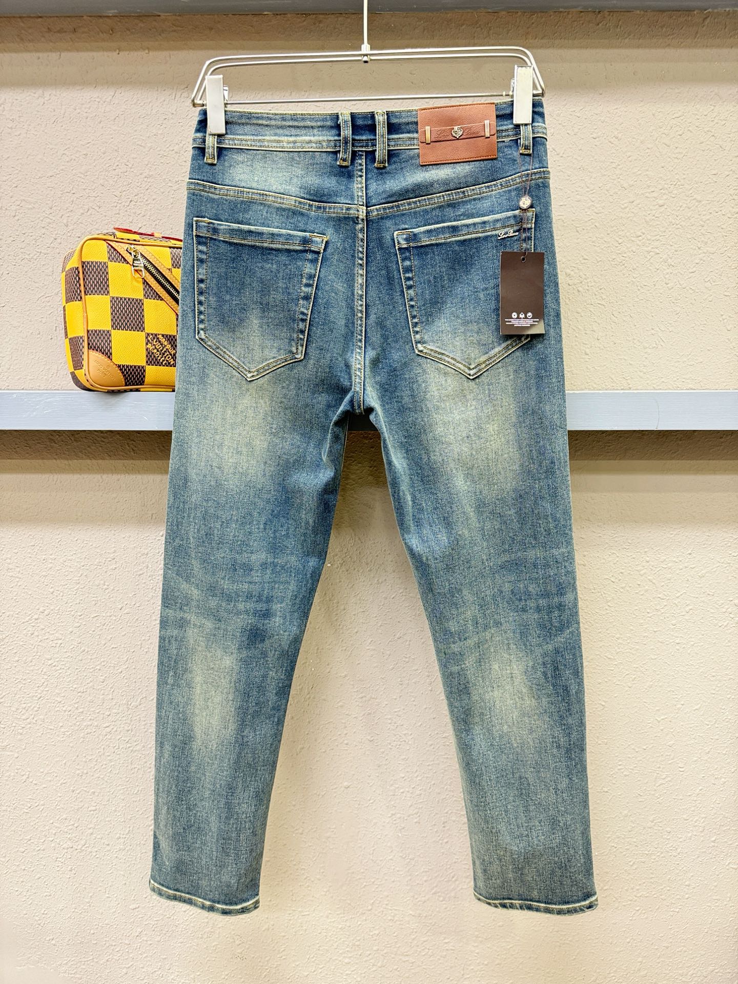 loro Piana诺悠翩雅 专柜新品，原版牛仔裤 原版重工打造，品牌经典lOGO设计，三标齐全！原版五