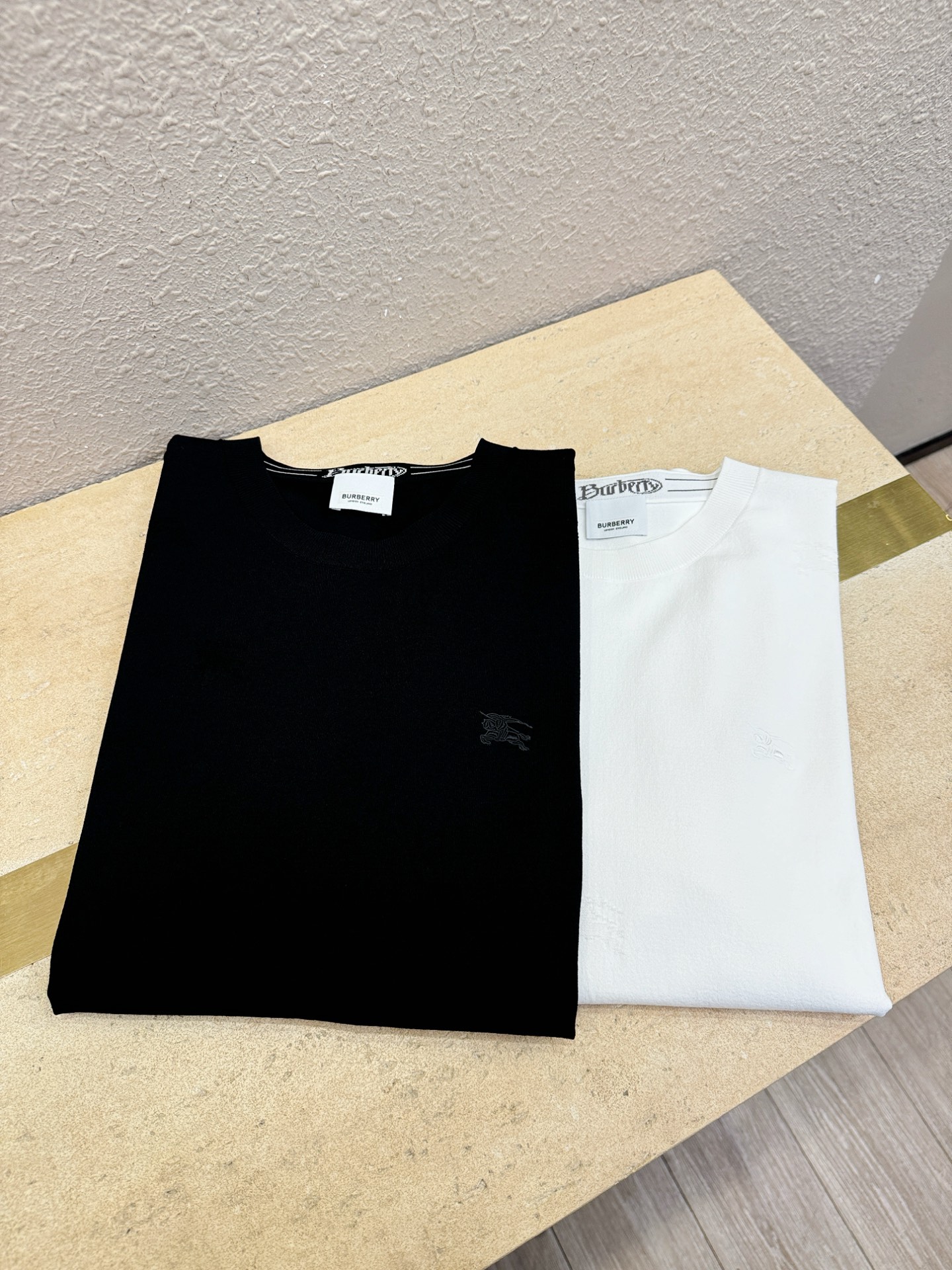 BURBERRY巴宝莉 顶级品质 2026春夏新品短袖针织衫，桑蚕丝伊力特面料，手感柔软。顶级进口私货，