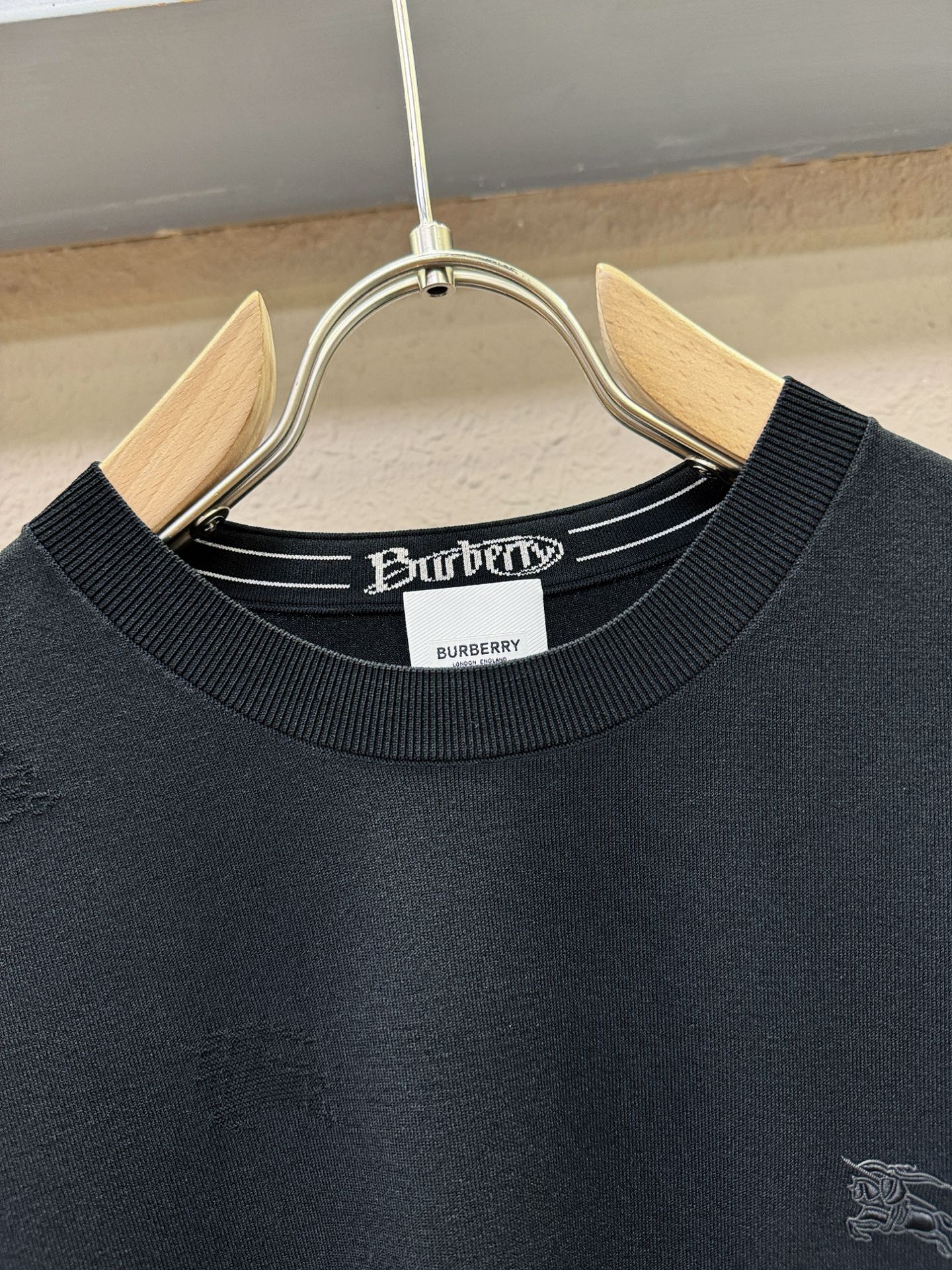 BURBERRY巴宝莉 顶级品质 2026春夏新品短袖针织衫，桑蚕丝伊力特面料，手感柔软。顶级进口私货，