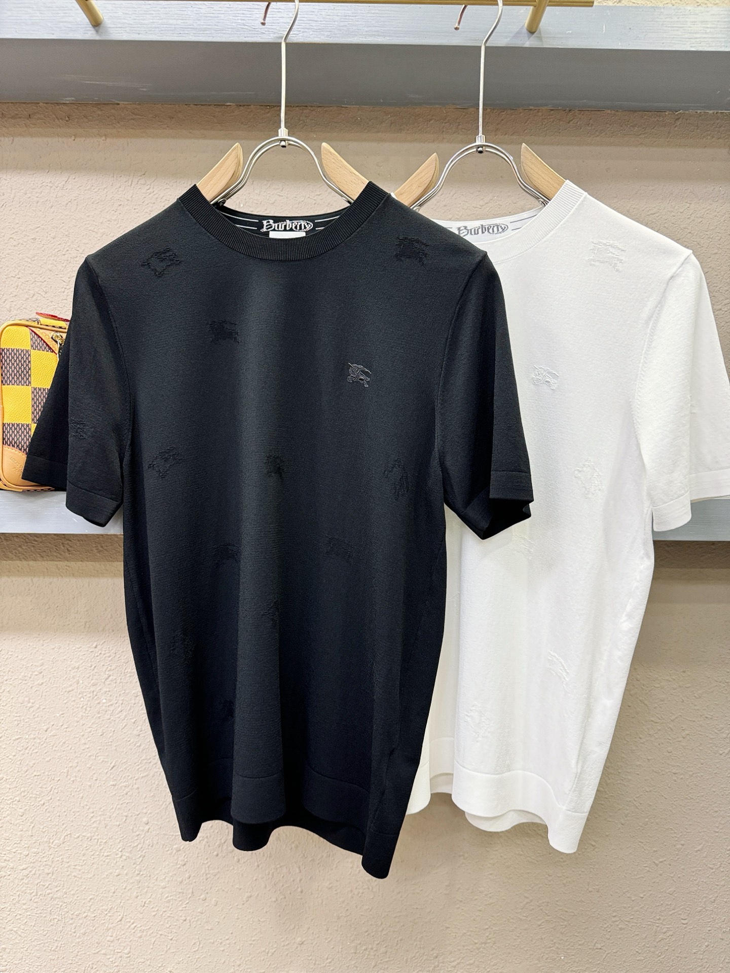 BURBERRY巴宝莉 顶级品质 2026春夏新品短袖针织衫，桑蚕丝伊力特面料，手感柔软。顶级进口私货，