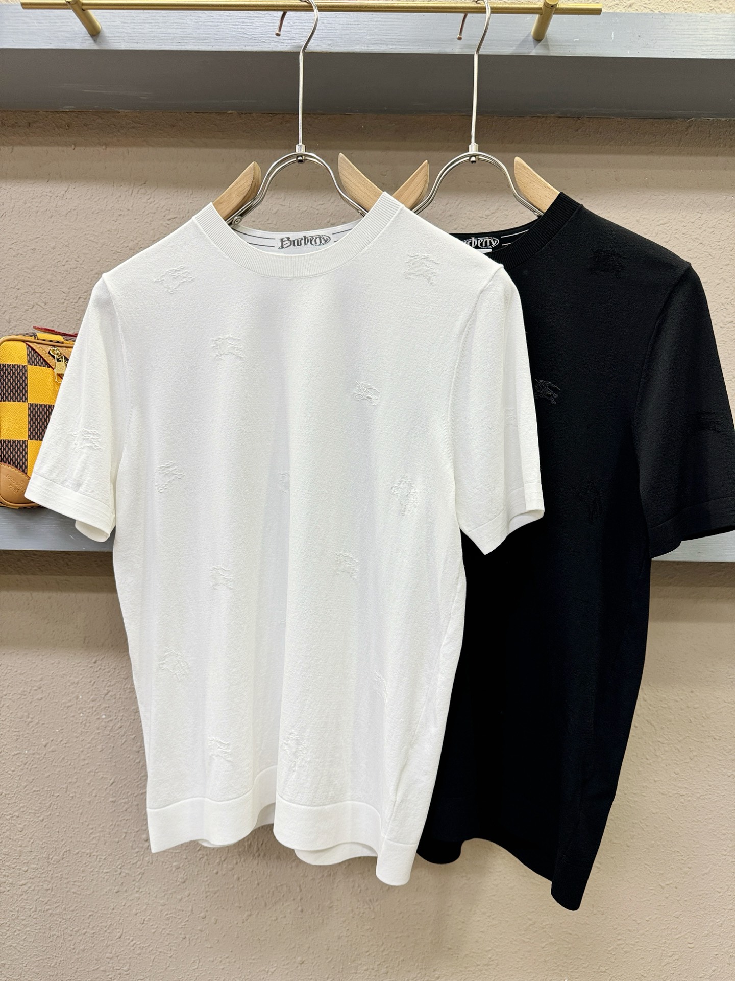 BURBERRY巴宝莉 顶级品质 2026春夏新品短袖针织衫，桑蚕丝伊力特面料，手感柔软。顶级进口私货，