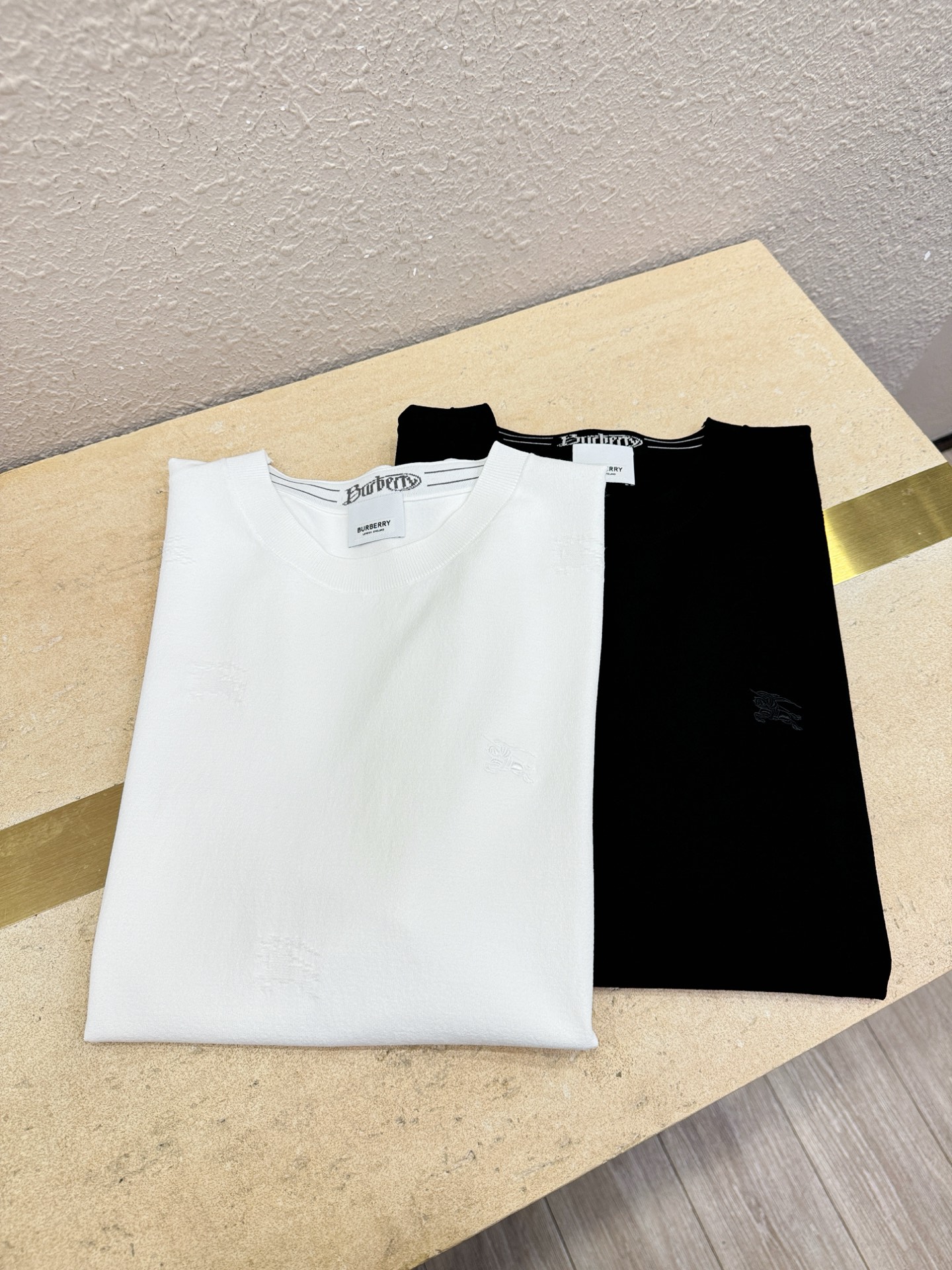 BURBERRY巴宝莉 顶级品质 2026春夏新品短袖针织衫，桑蚕丝伊力特面料，手感柔软。顶级进口私货，