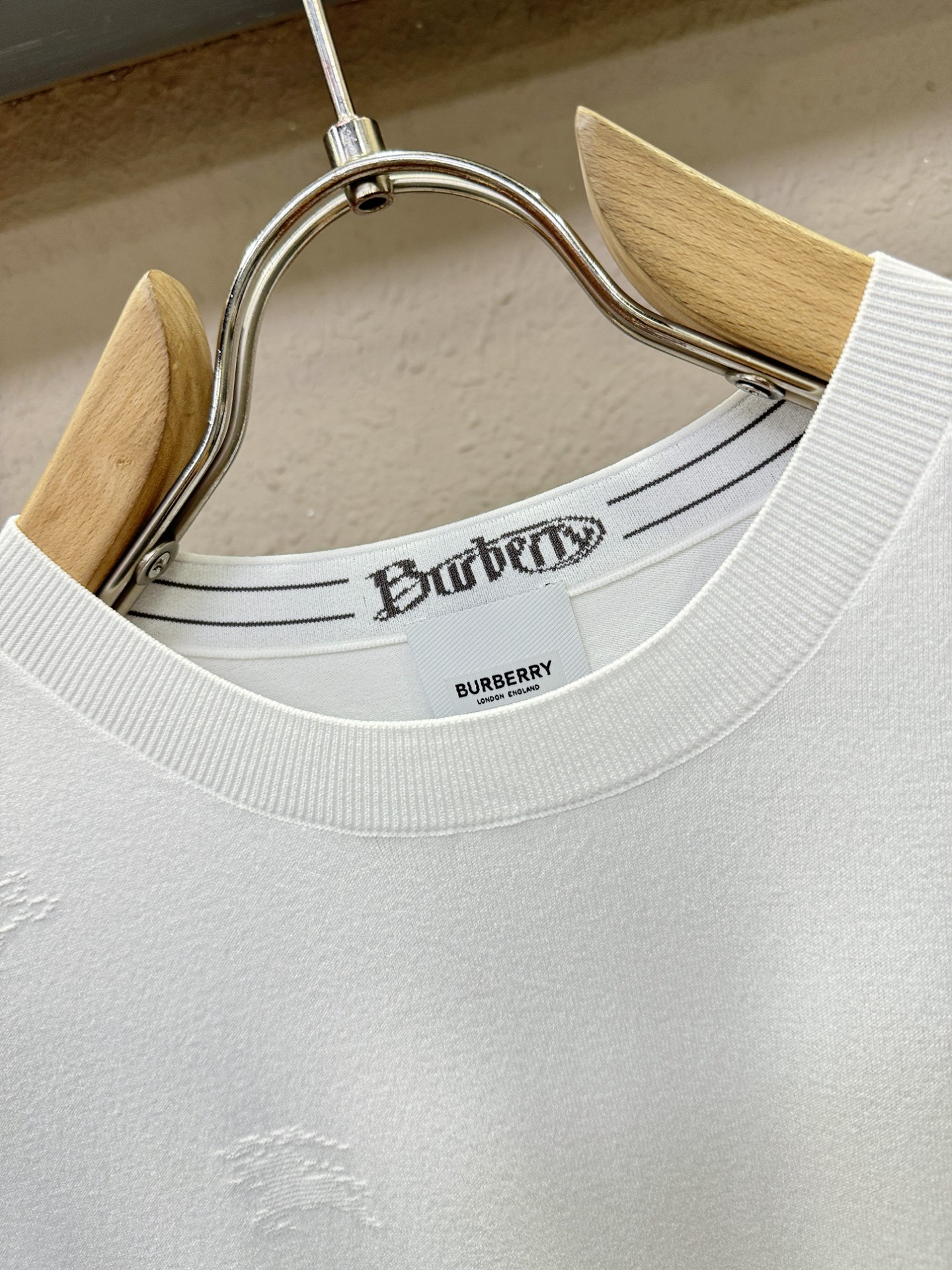 BURBERRY巴宝莉 顶级品质 2026春夏新品短袖针织衫，桑蚕丝伊力特面料，手感柔软。顶级进口私货，