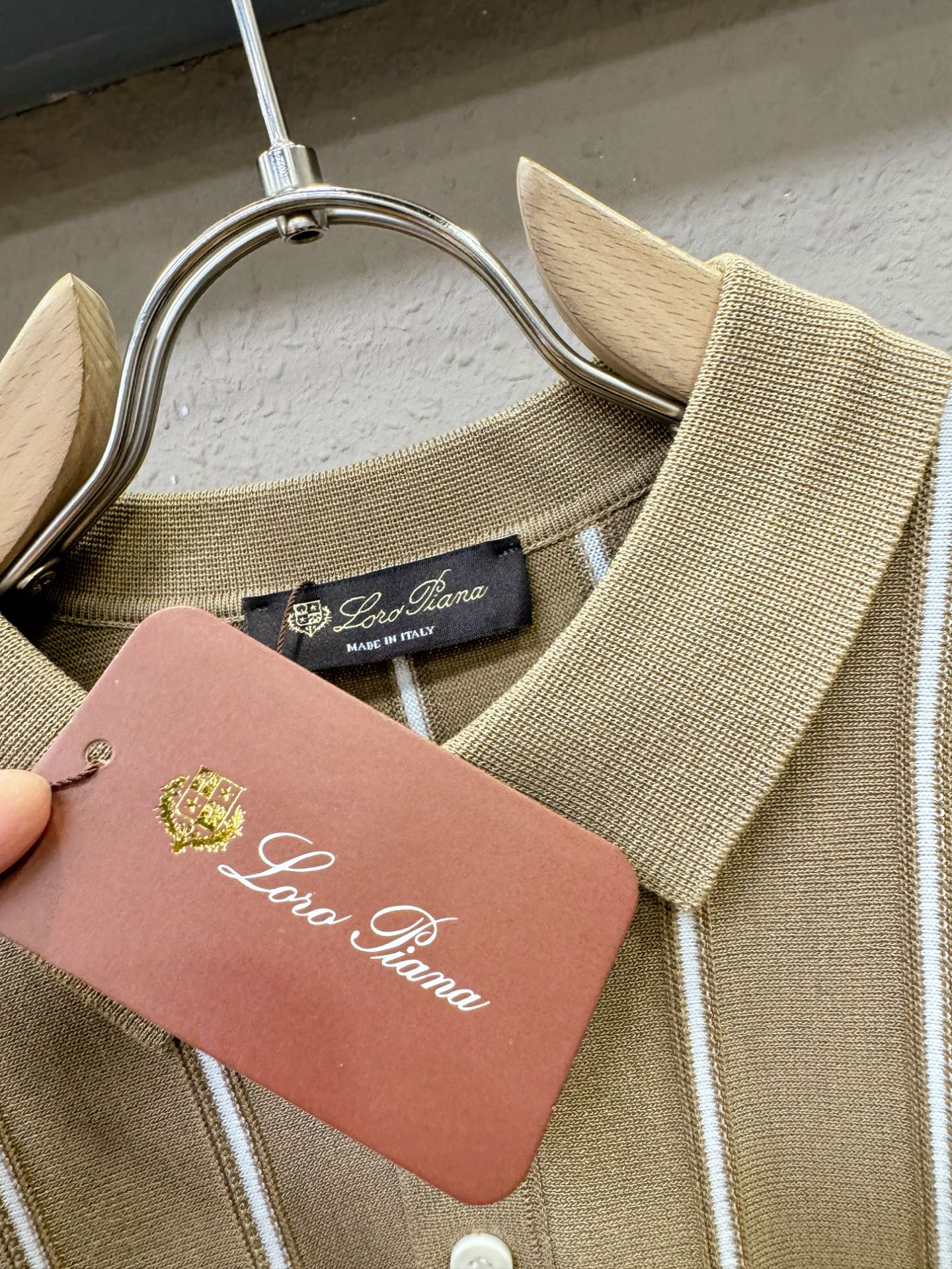 loro Piana诺悠翩雅 专柜新品，原版牛仔裤 原版重工打造，品牌经典lOGO设计，三标齐全！原版五