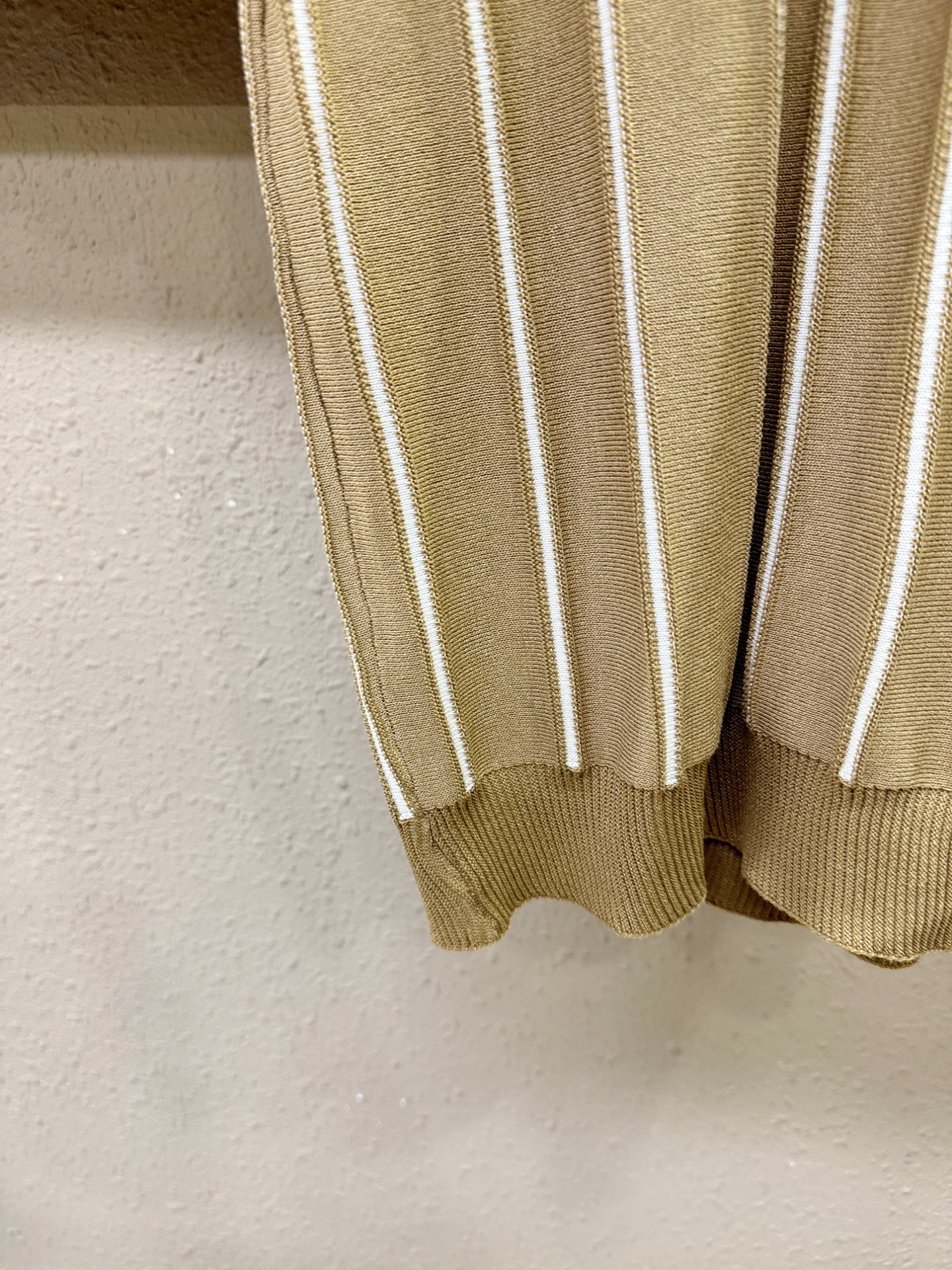 loro Piana诺悠翩雅 专柜新品，原版牛仔裤 原版重工打造，品牌经典lOGO设计，三标齐全！原版五
