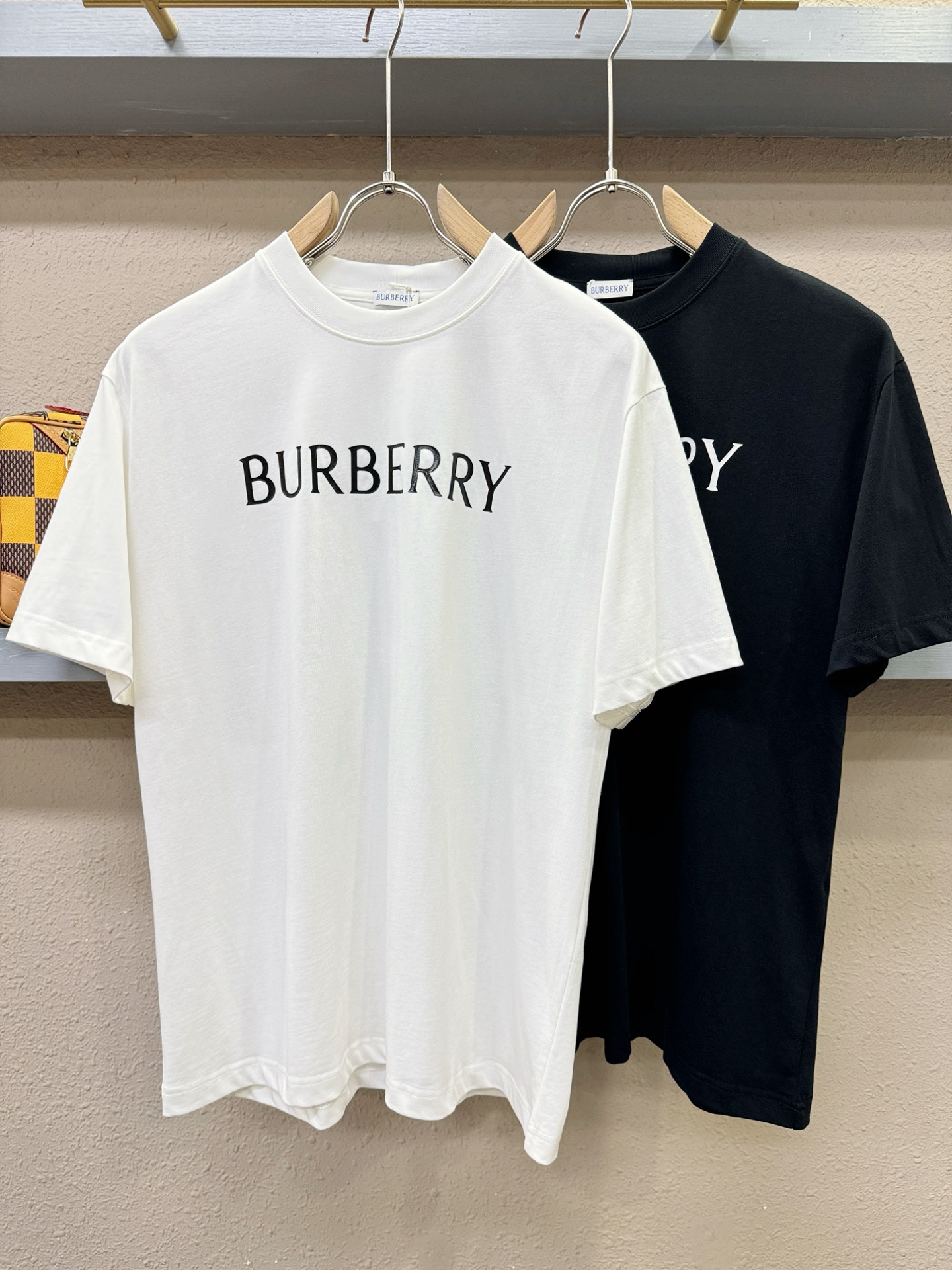 BURBERRY巴宝莉 2026新款短袖T恤！男女同款！走秀图案时尚休闲短袖T恤衫！设计logo设计！极