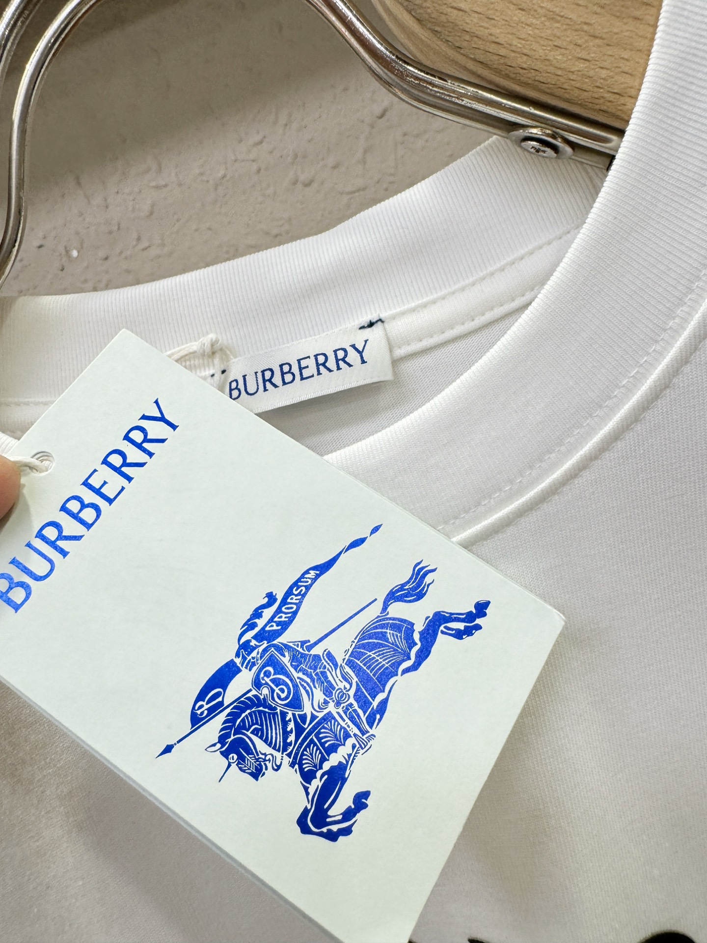 BURBERRY巴宝莉 2026新款短袖T恤！男女同款！走秀图案时尚休闲短袖T恤衫！设计logo设计！极