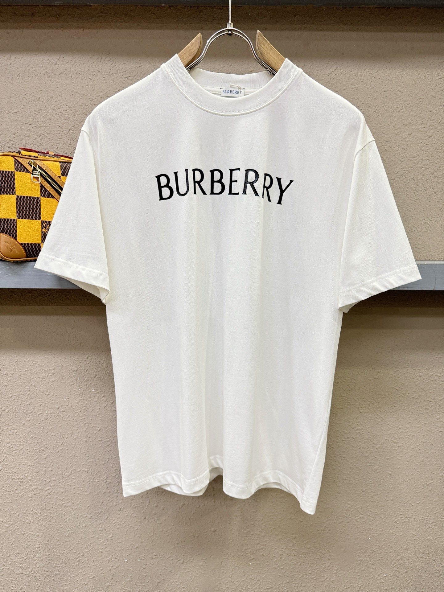 BURBERRY巴宝莉 2026新款短袖T恤！男女同款！走秀图案时尚休闲短袖T恤衫！设计logo设计！极