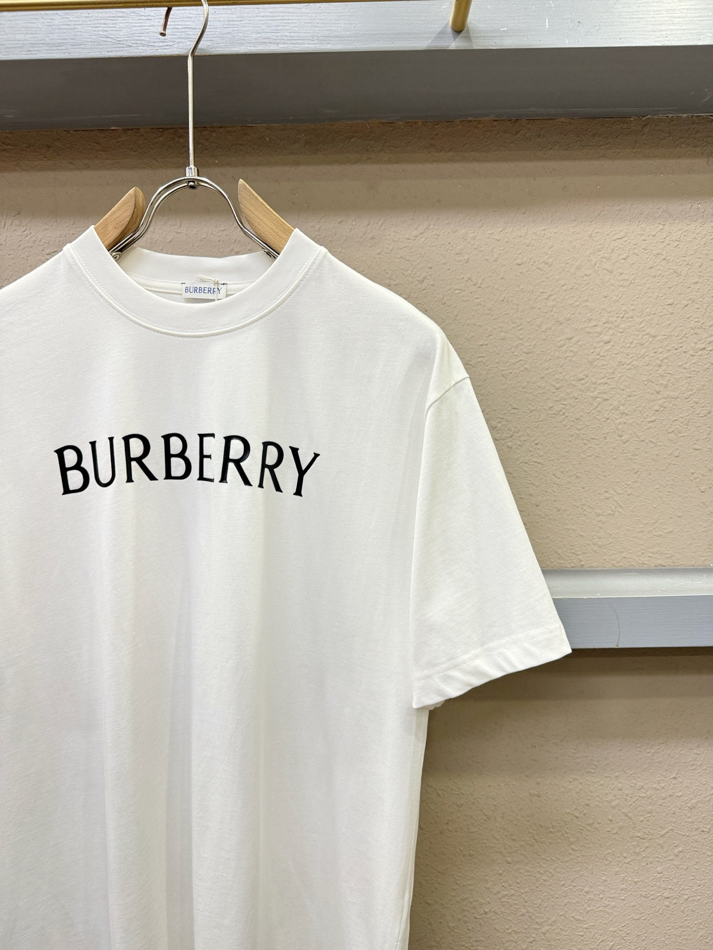 BURBERRY巴宝莉 2026新款短袖T恤！男女同款！走秀图案时尚休闲短袖T恤衫！设计logo设计！极