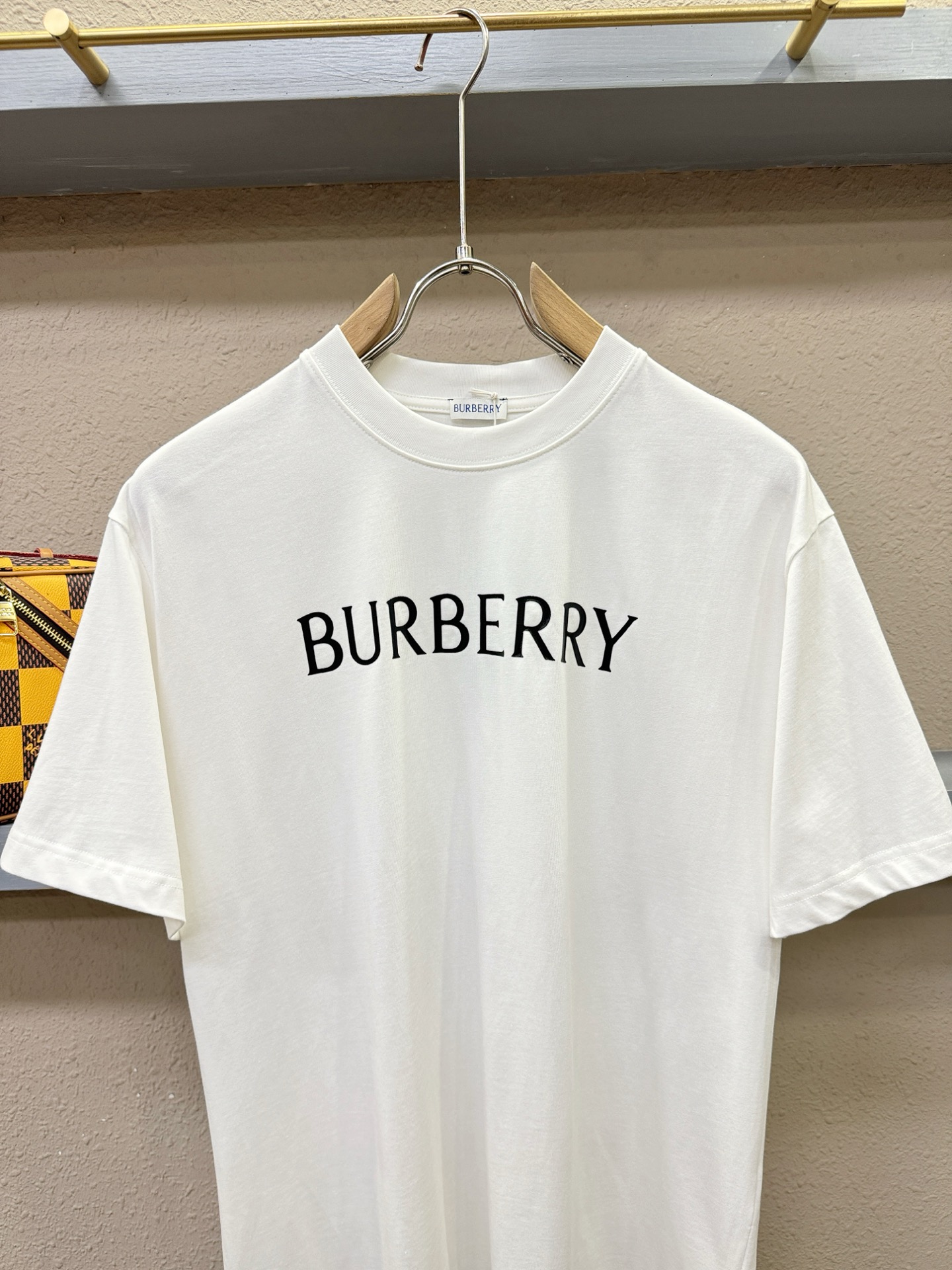 BURBERRY巴宝莉 2026新款短袖T恤！男女同款！走秀图案时尚休闲短袖T恤衫！设计logo设计！极