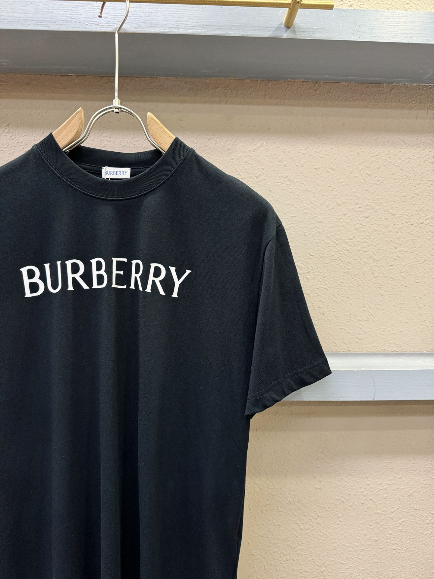BURBERRY巴宝莉 2026新款短袖T恤！男女同款！走秀图案时尚休闲短袖T恤衫！设计logo设计！极