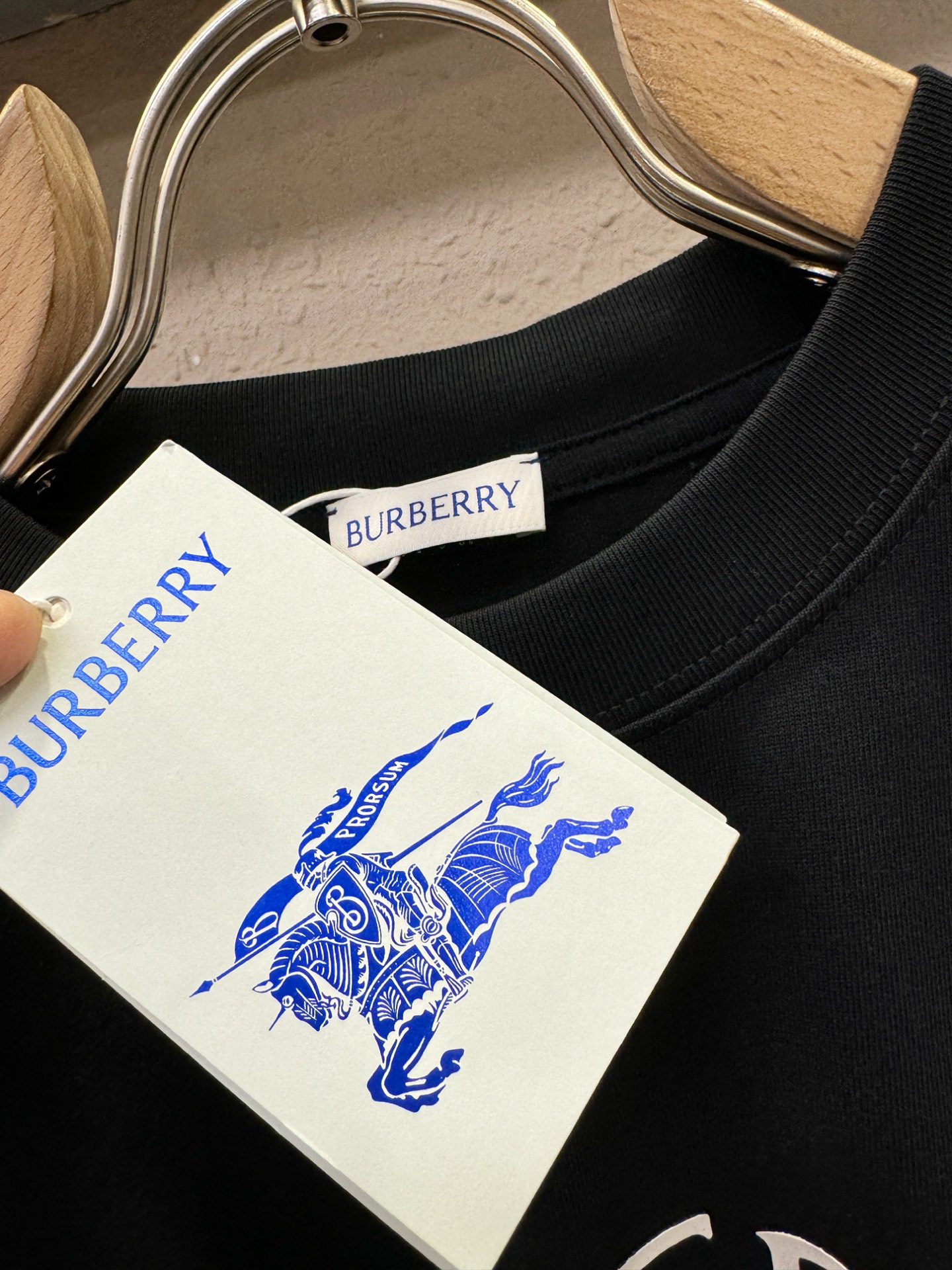 BURBERRY巴宝莉 2026新款短袖T恤！男女同款！走秀图案时尚休闲短袖T恤衫！设计logo设计！极