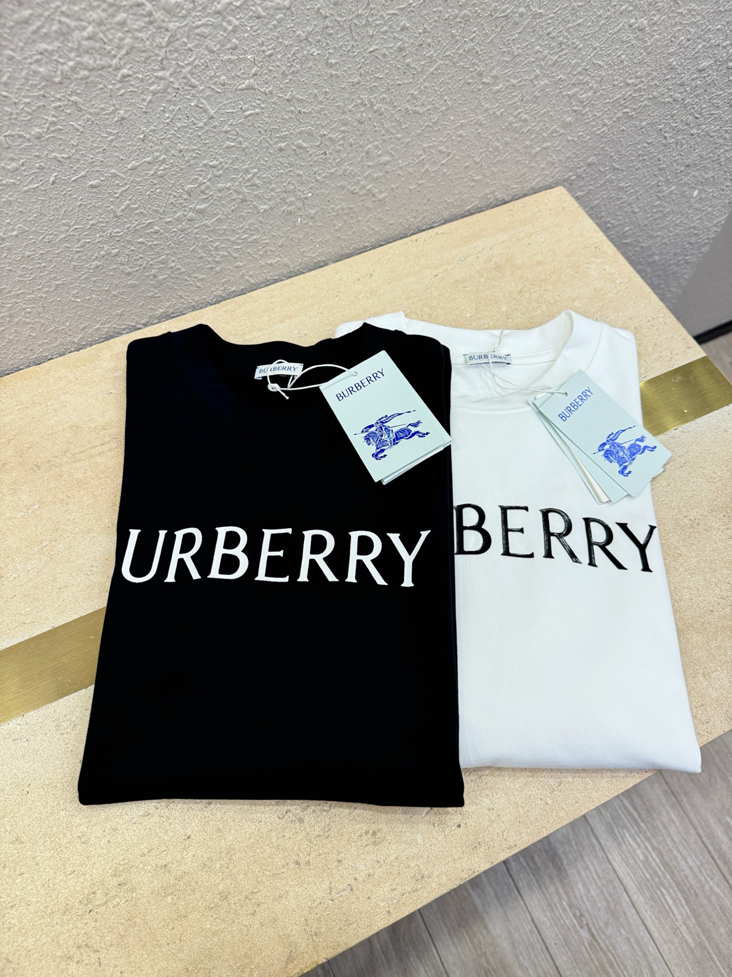 BURBERRY巴宝莉 2026新款短袖T恤！男女同款！走秀图案时尚休闲短袖T恤衫！设计logo设计！极
