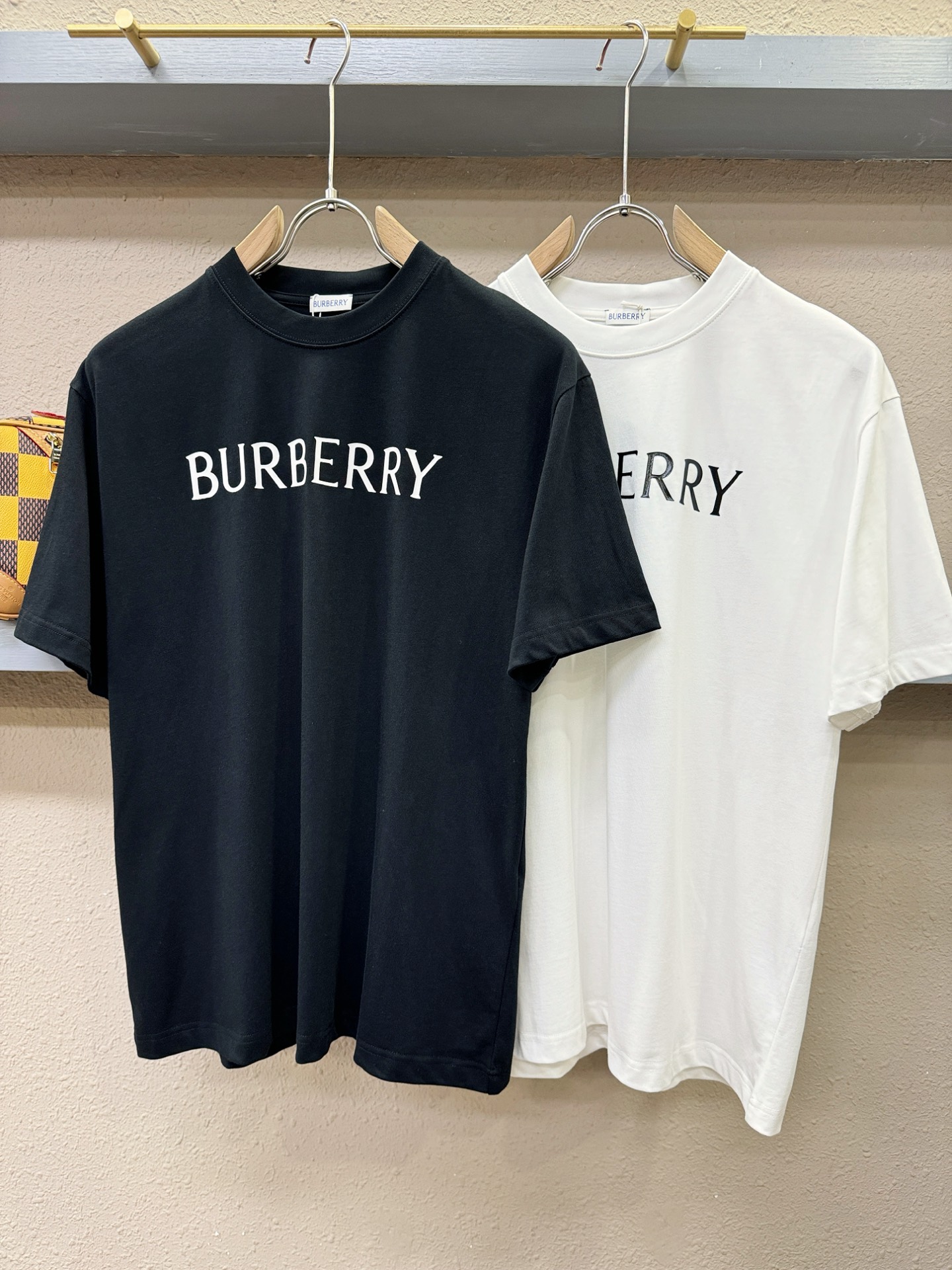 BURBERRY巴宝莉 2026新款短袖T恤！男女同款！走秀图案时尚休闲短袖T恤衫！设计logo设计！极
