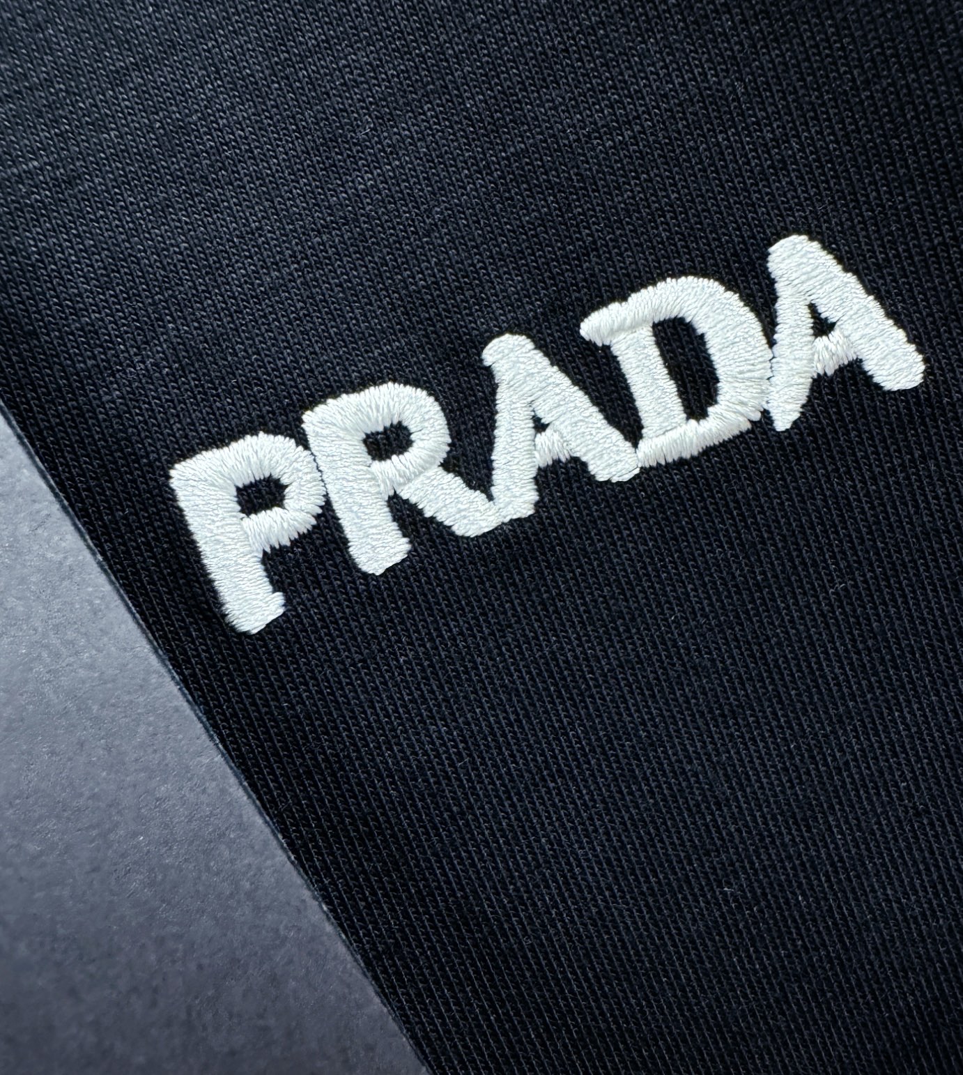 PRADA普拉达 2026新款短袖T恤！男女同款！走秀图案时尚休闲短袖T恤衫！设计logo设计！极具设计