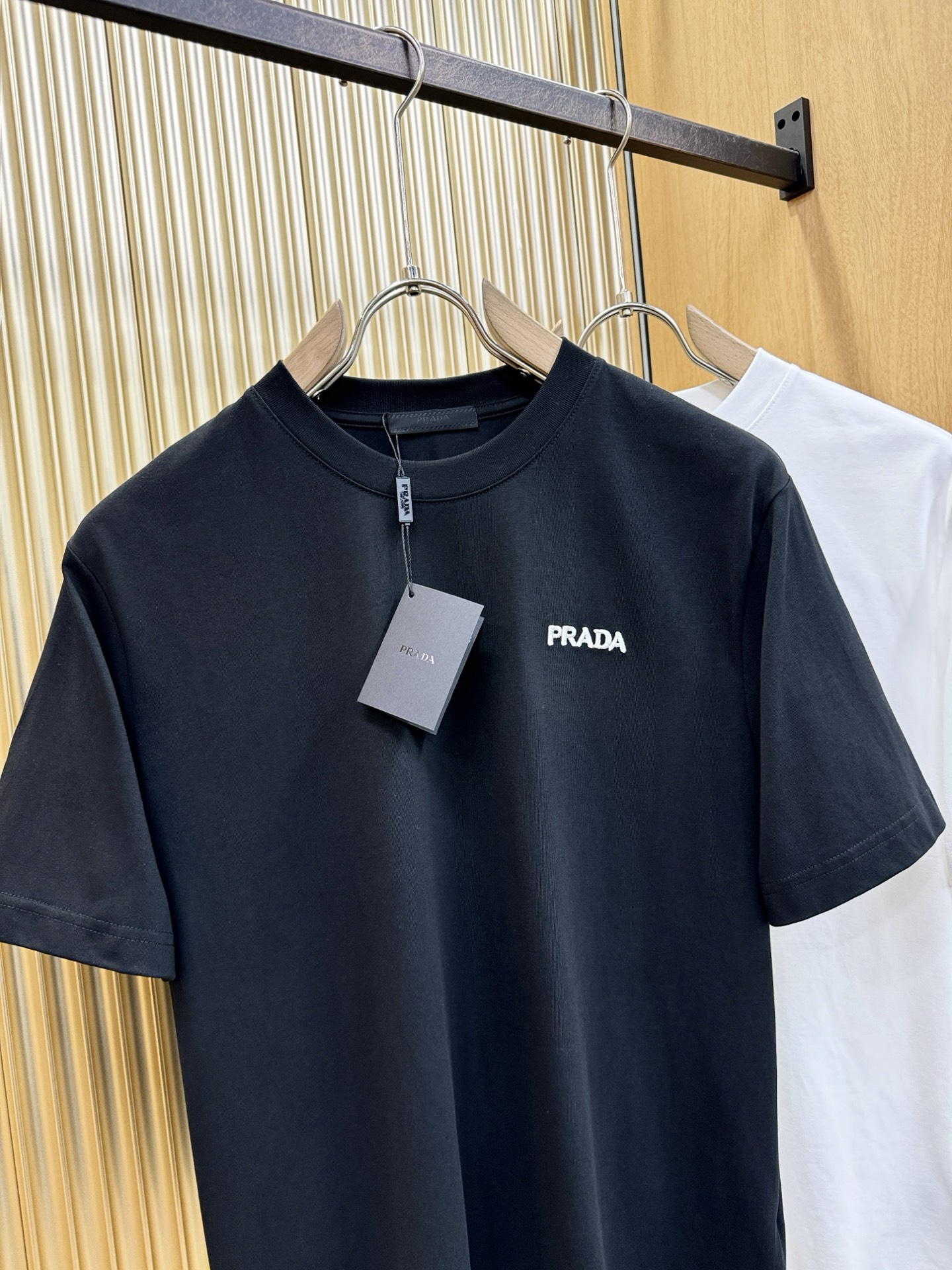 PRADA普拉达 2026新款短袖T恤！男女同款！走秀图案时尚休闲短袖T恤衫！设计logo设计！极具设计