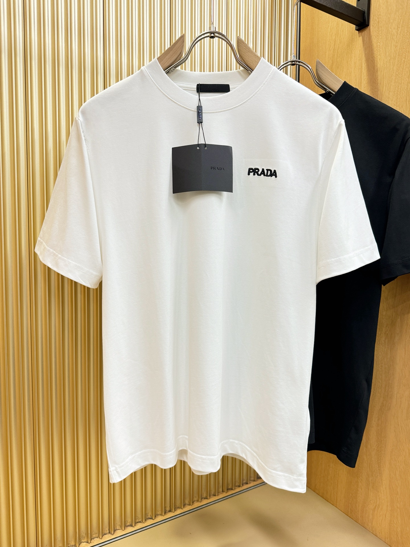 PRADA普拉达 2026新款短袖T恤！男女同款！走秀图案时尚休闲短袖T恤衫！设计logo设计！极具设计