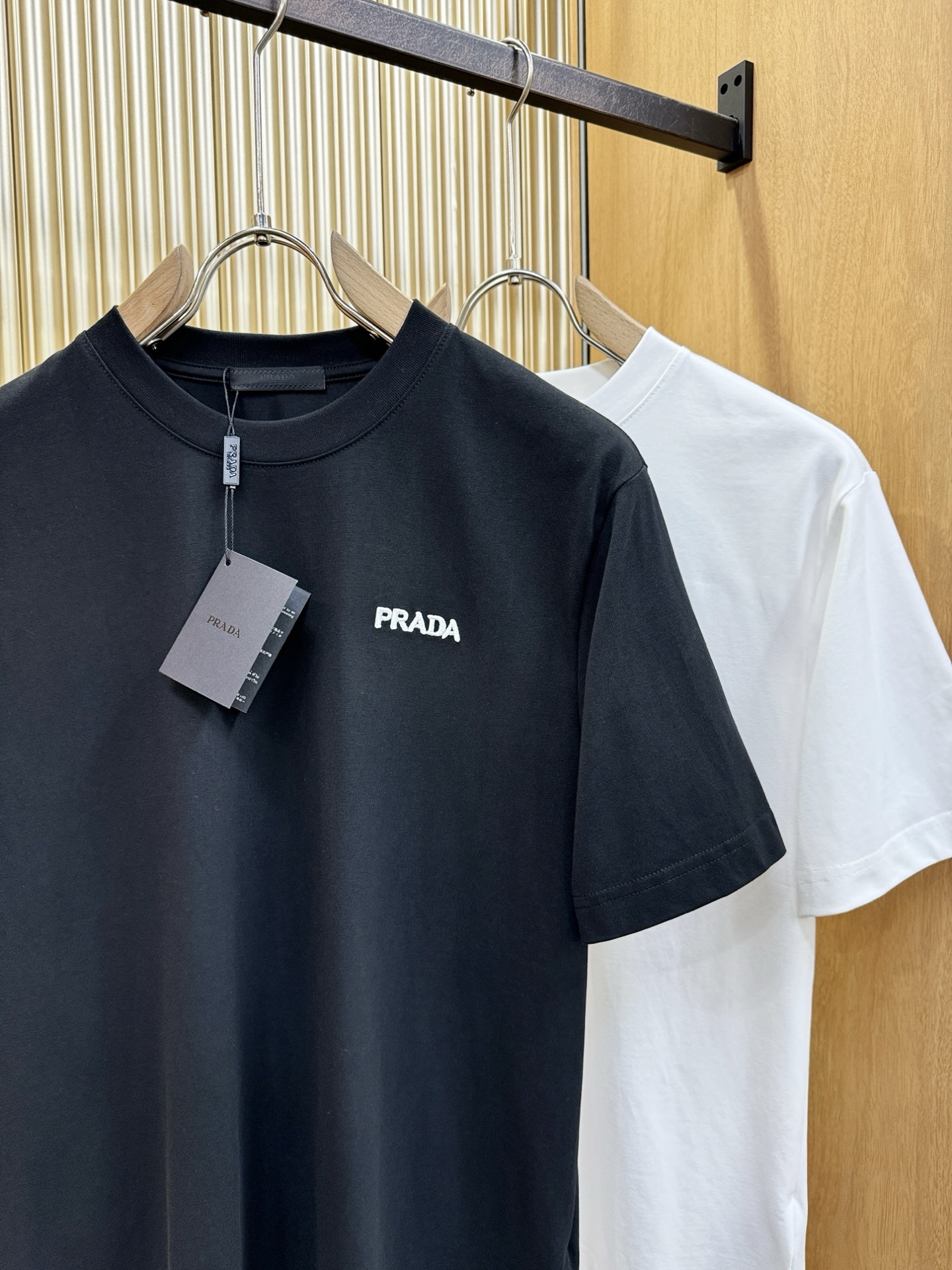 PRADA普拉达 2026新款短袖T恤！男女同款！走秀图案时尚休闲短袖T恤衫！设计logo设计！极具设计