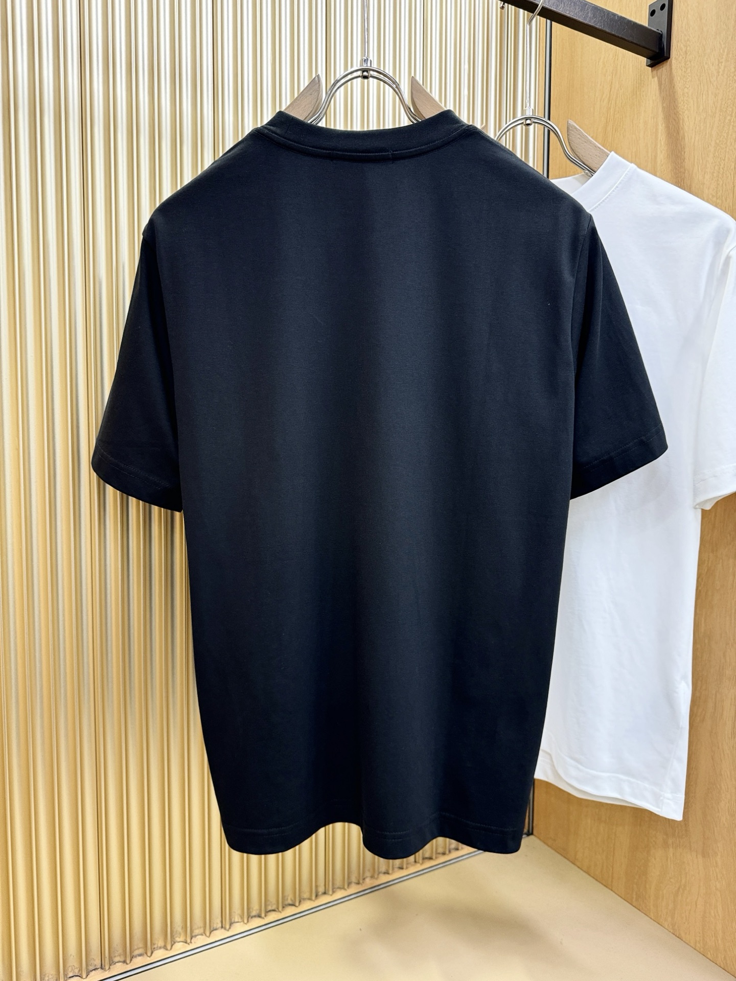 PRADA普拉达 2026新款短袖T恤！男女同款！走秀图案时尚休闲短袖T恤衫！设计logo设计！极具设计