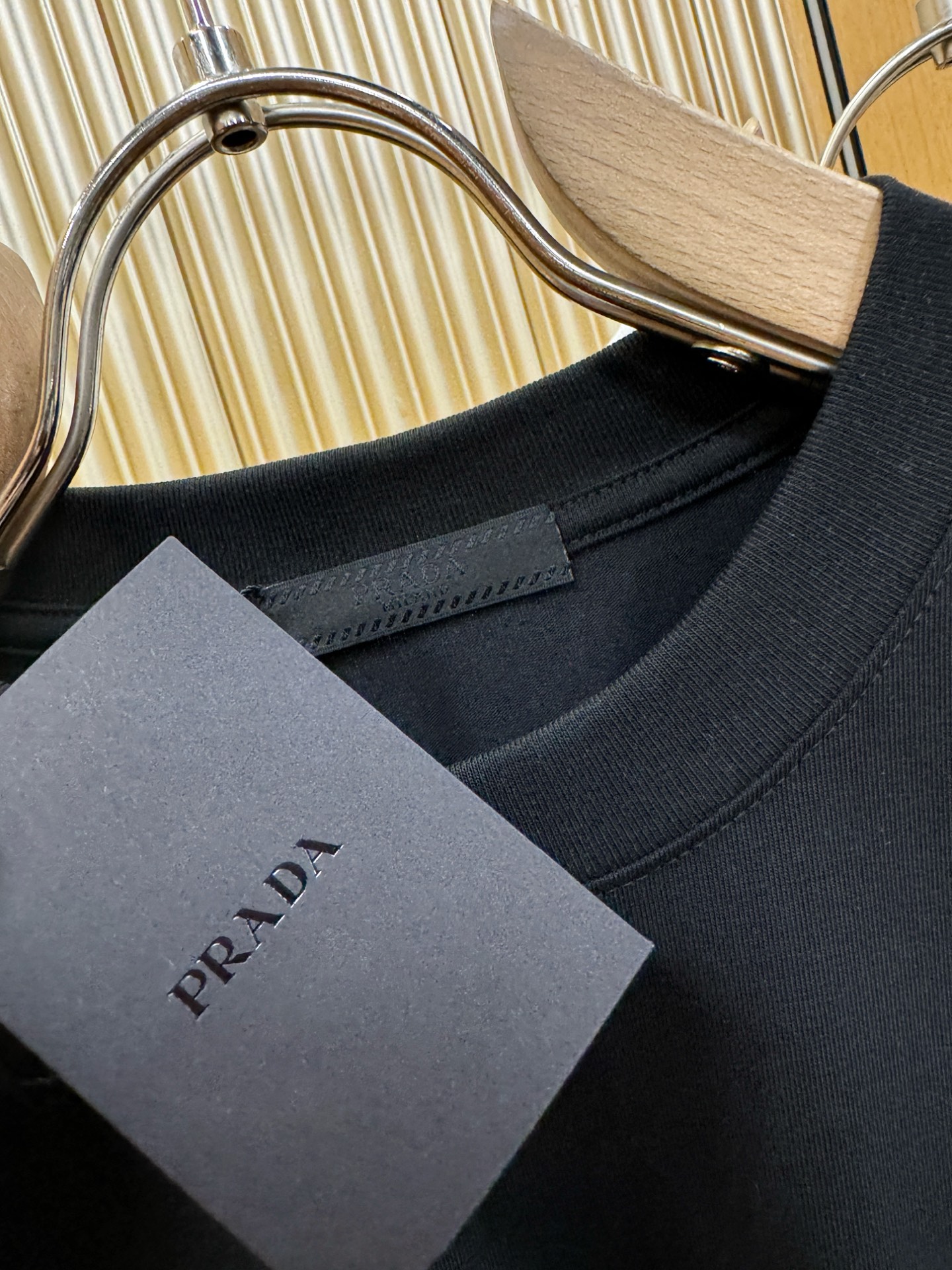 PRADA普拉达 2026新款短袖T恤！男女同款！走秀图案时尚休闲短袖T恤衫！设计logo设计！极具设计