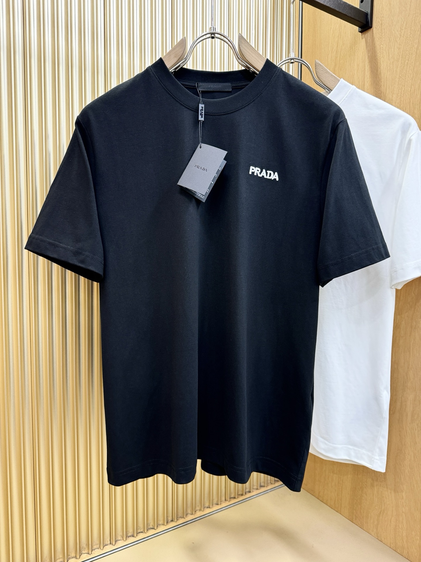 PRADA普拉达 2026新款短袖T恤！男女同款！走秀图案时尚休闲短袖T恤衫！设计logo设计！极具设计