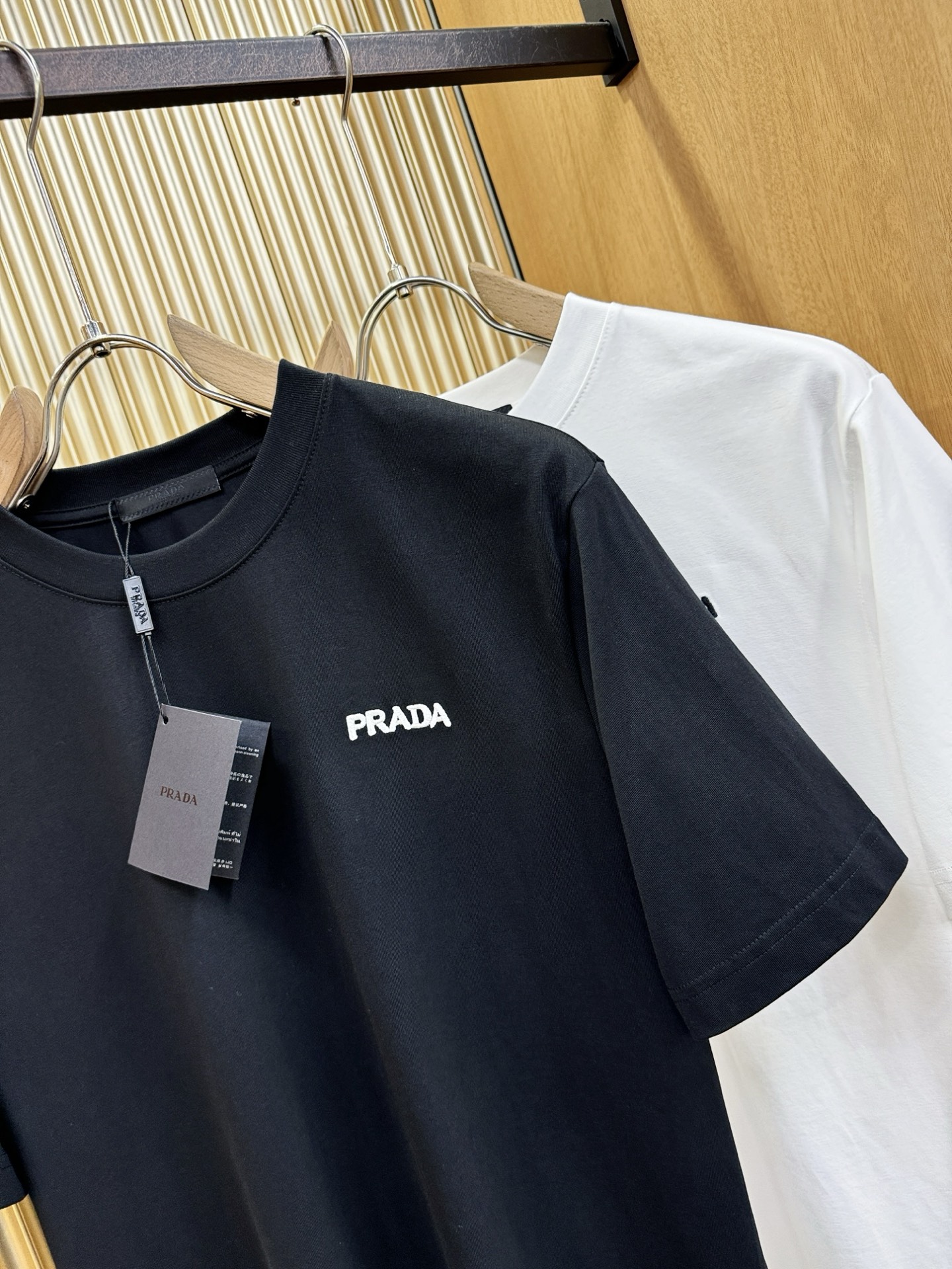 PRADA普拉达 2026新款短袖T恤！男女同款！走秀图案时尚休闲短袖T恤衫！设计logo设计！极具设计