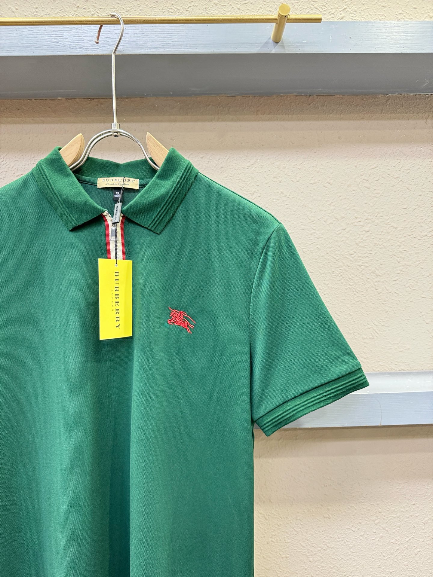 BURBERRY巴宝莉 2026春夏新款首发专柜最新款翻领短袖，丝光棉面料，高端订制 设计前卫时尚！品牌