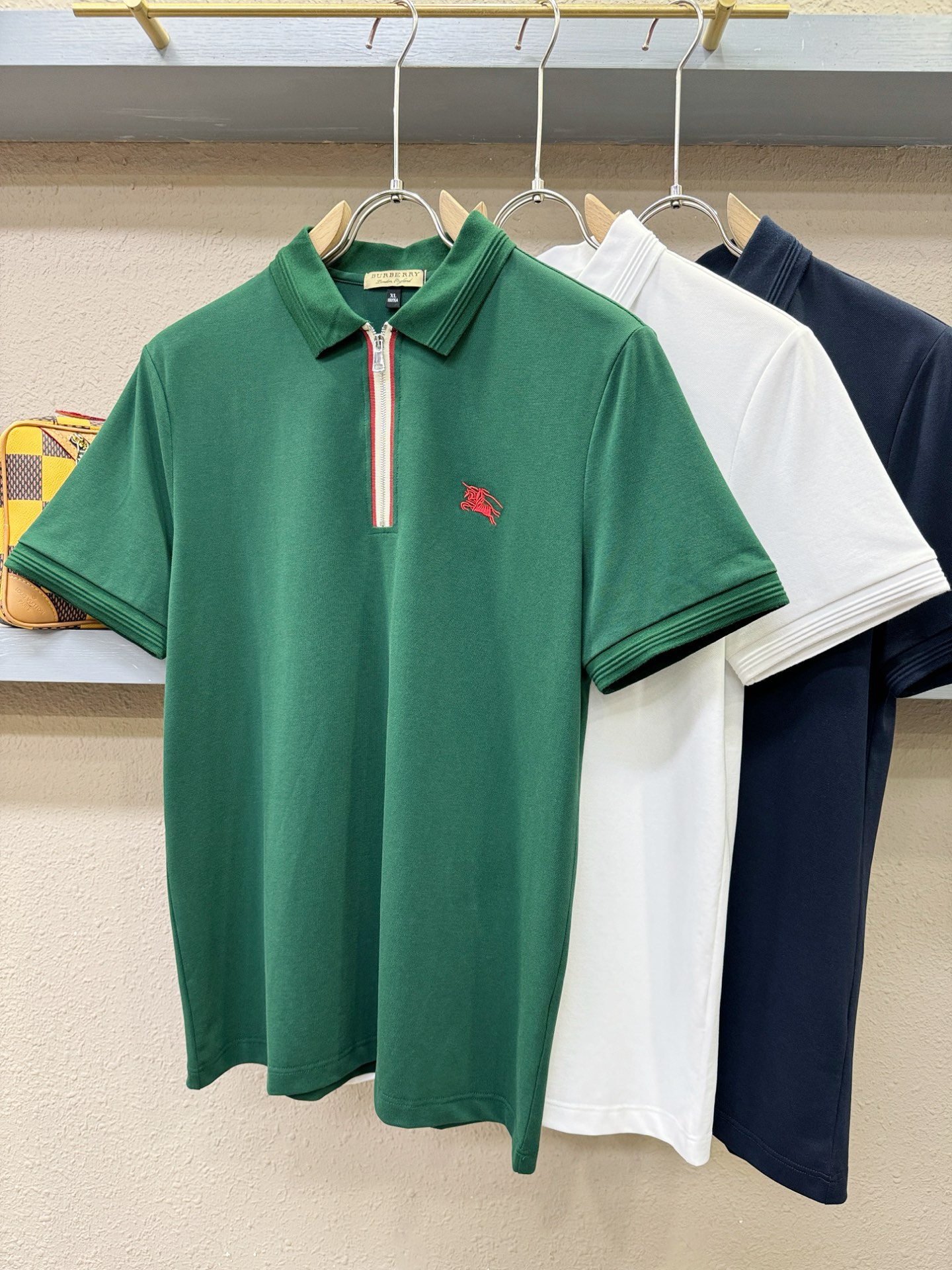 BURBERRY巴宝莉 2026春夏新款首发专柜最新款翻领短袖，丝光棉面料，高端订制 设计前卫时尚！品牌