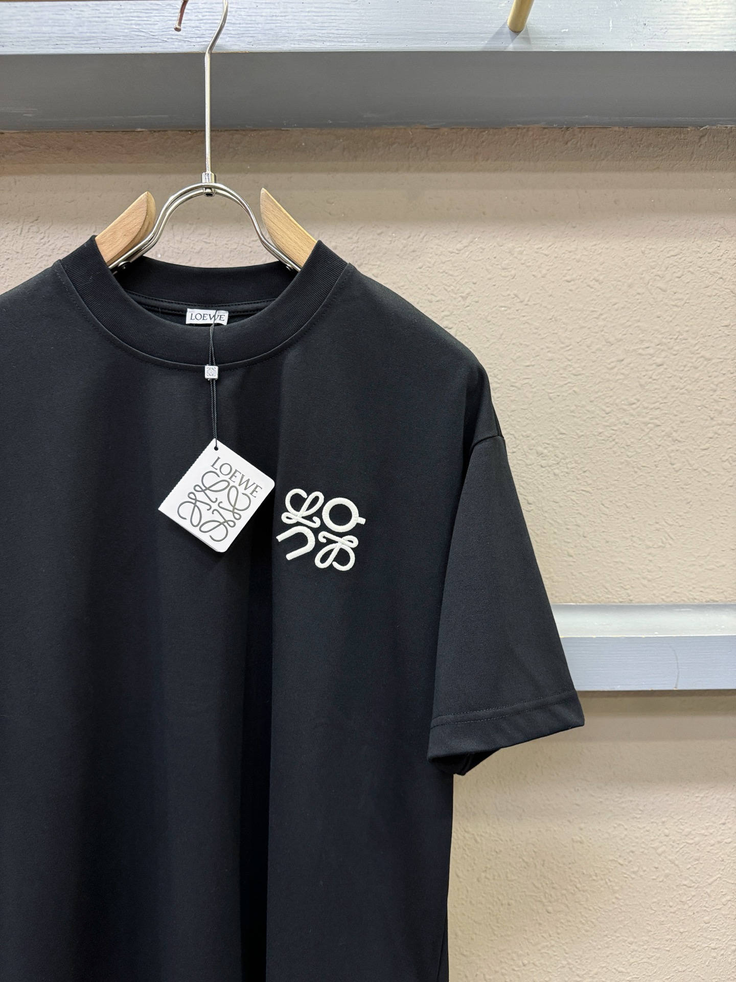 LOEWE罗意威 2026新款短袖T恤！走秀图案时尚休闲短袖T恤衫！设计logo设计！极具设计精选客供面