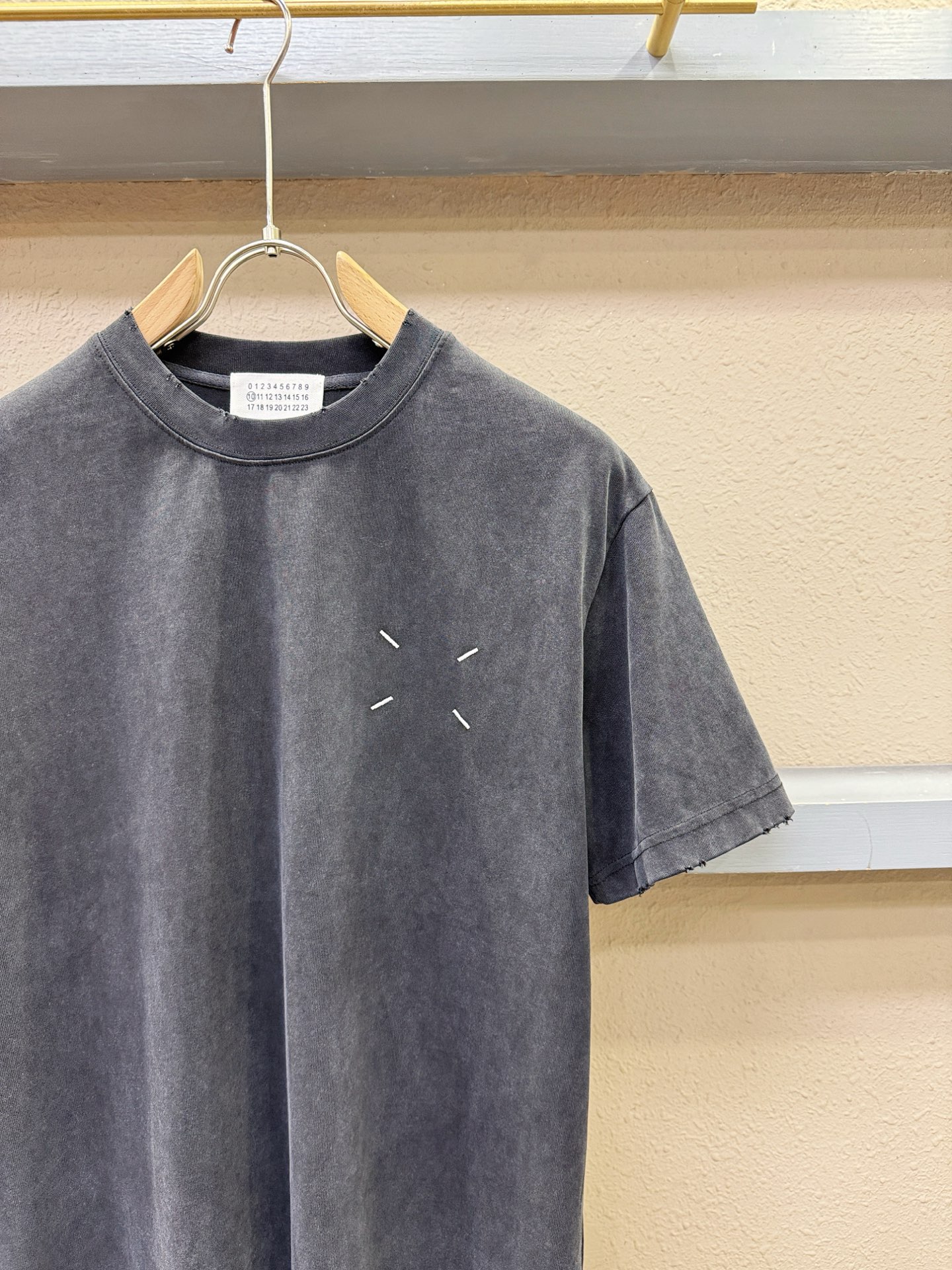 最大可穿240斤‼️马吉拉2026新款短袖T恤！走秀图案时尚休闲短袖T恤衫！设计logo设计！450克棉